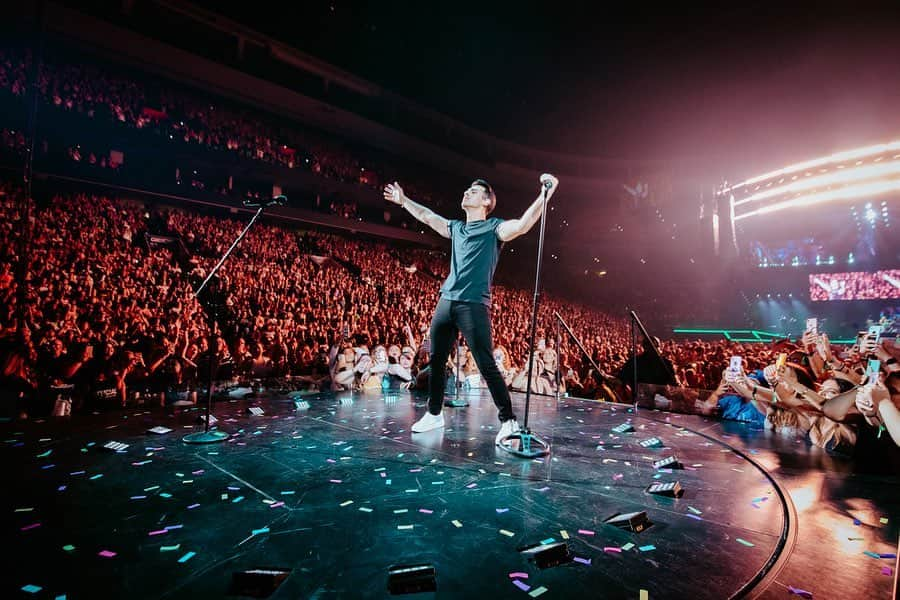 ジョー・ジョナスさんのインスタグラム写真 - (ジョー・ジョナスInstagram)「PHILLY SHOWS ARE AS GOOD AS THEIR CHEESESTEAKS #HappinessBeginsTour」8月19日 13時42分 - joejonas