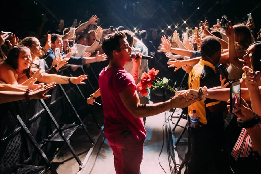 ジョー・ジョナスさんのインスタグラム写真 - (ジョー・ジョナスInstagram)「PHILLY SHOWS ARE AS GOOD AS THEIR CHEESESTEAKS #HappinessBeginsTour」8月19日 13時42分 - joejonas