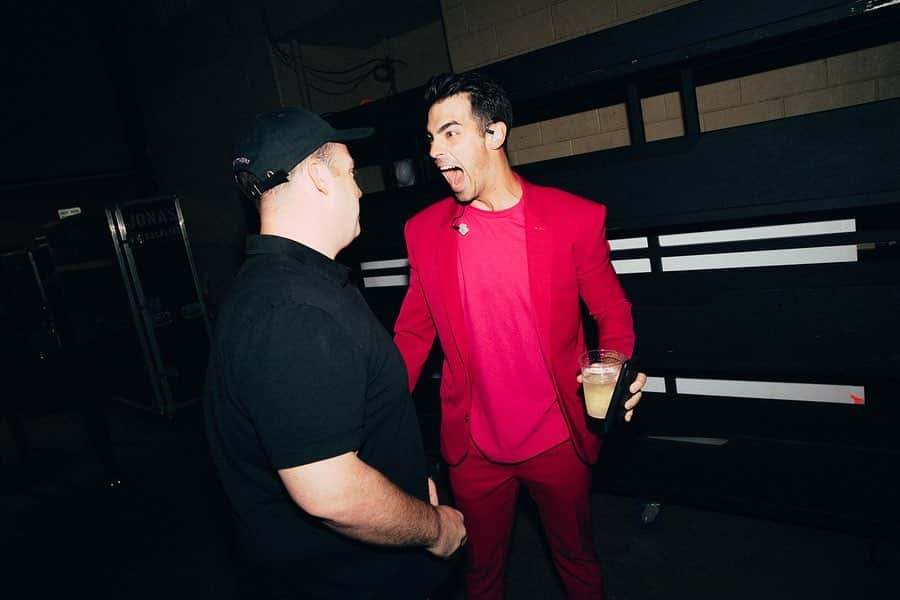 ジョー・ジョナスさんのインスタグラム写真 - (ジョー・ジョナスInstagram)「PHILLY SHOWS ARE AS GOOD AS THEIR CHEESESTEAKS #HappinessBeginsTour」8月19日 13時42分 - joejonas