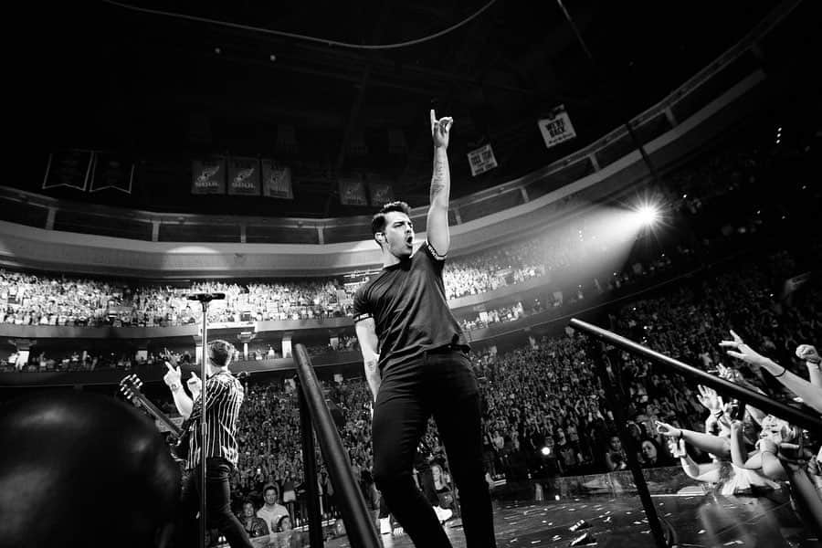 ジョー・ジョナスさんのインスタグラム写真 - (ジョー・ジョナスInstagram)「PHILLY SHOWS ARE AS GOOD AS THEIR CHEESESTEAKS #HappinessBeginsTour」8月19日 13時42分 - joejonas