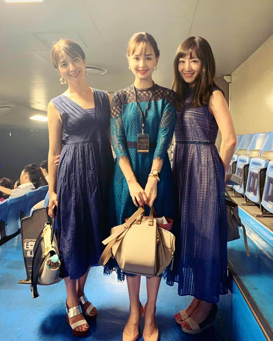 松木里菜さんのインスタグラム写真 - (松木里菜Instagram)「.｡･*. お友達と武道館コンサートへいってきました❣️ #日本人男性ピアニスト #初の単独武道館コンサート #圧巻‼︎‼︎#清塚信也 君 #ものすごい濃い素晴らしいピアノのメドレー弾き終えたあとのトークは同じ人とは思えない面白さで🤣 @shinya_kiyozuka かっこよすぎだった👏. . ピアノのコンサートってかた苦しくて眠くなりそう…と嫌厭されてる方でもきっと楽しめて天才の奏でる音楽に感動できるはず！ ぜひ一度足を運んで聴いてほしいです♪♪ . . そんな信也君をサポートしながら子育てしっかり頑張るエリも尊敬。 あとね、個人的に#高井羅人 さんとても好きだな♡. . 内容が盛りだくさんで伝えきれないけど、ジャンル問わず音楽の素晴らしさを知ることができた 刺激的な夜でした🎹♡ スタートに信也君が話していた通り 音楽ってなんかいいな❣️って思いながら帰宅。 余韻がまだ残っています✨. .  旦那さんも行きたがっていたのでサガン鳥栖うちわで連れてったよ😝. 忙しい中挨拶に来てくれたエリ、誘いに即のってくれ仕事終わりで付き合ってくれた香織、 ありがとう(*´-`)💕最高の4時間♪ . . . . さっ！今夜は夏休み最後の来客✨ 子供含めて11人❣️賑やかな夜になりそうだーっ🌻🎇」8月19日 13時51分 - rinamatsuki613