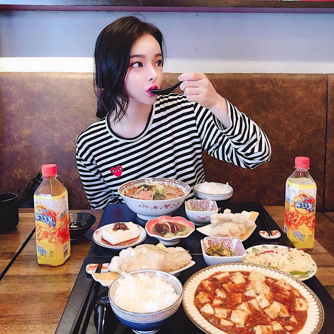 ダユンさんのインスタグラム写真 - (ダユンInstagram)「내부 인테리어 취향저격 ٩(●˙▿˙●)۶ 고급스럽고 마라탕 말고도 다양한 중국요리가 있어서 너무 좋았당  양도 너무 많고 맛이 진짜 미쳤고 홍대까지 온 보람이 있더라구요 ! . . .  #중화마라 #홍대맛집 #홍대마라탕 #홍대데이트 #마라탕 #마라탕맛집 #홍대_중화마라」8月19日 13時51分 - 2__yun__2