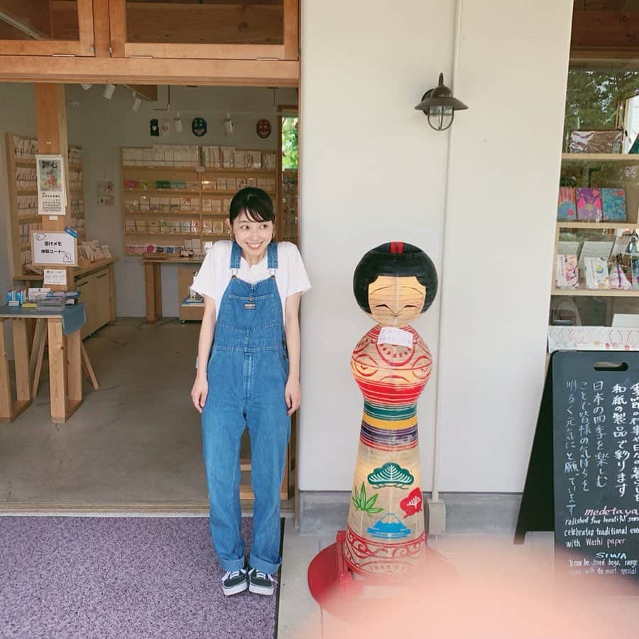 松本ゆいさんのインスタグラム写真 - (松本ゆいInstagram)「.﻿ ﻿ 👨🏻あ、指入っちゃった﻿ 👩🏻あーあ﻿ ﻿ tops...#Hanes﻿ Overalls...#vintage﻿ shoes...#vans﻿ #まつゆいの旅#まつゆいの日常#まつゆいの服#ootd#fashion」8月19日 13時51分 - yui_m106