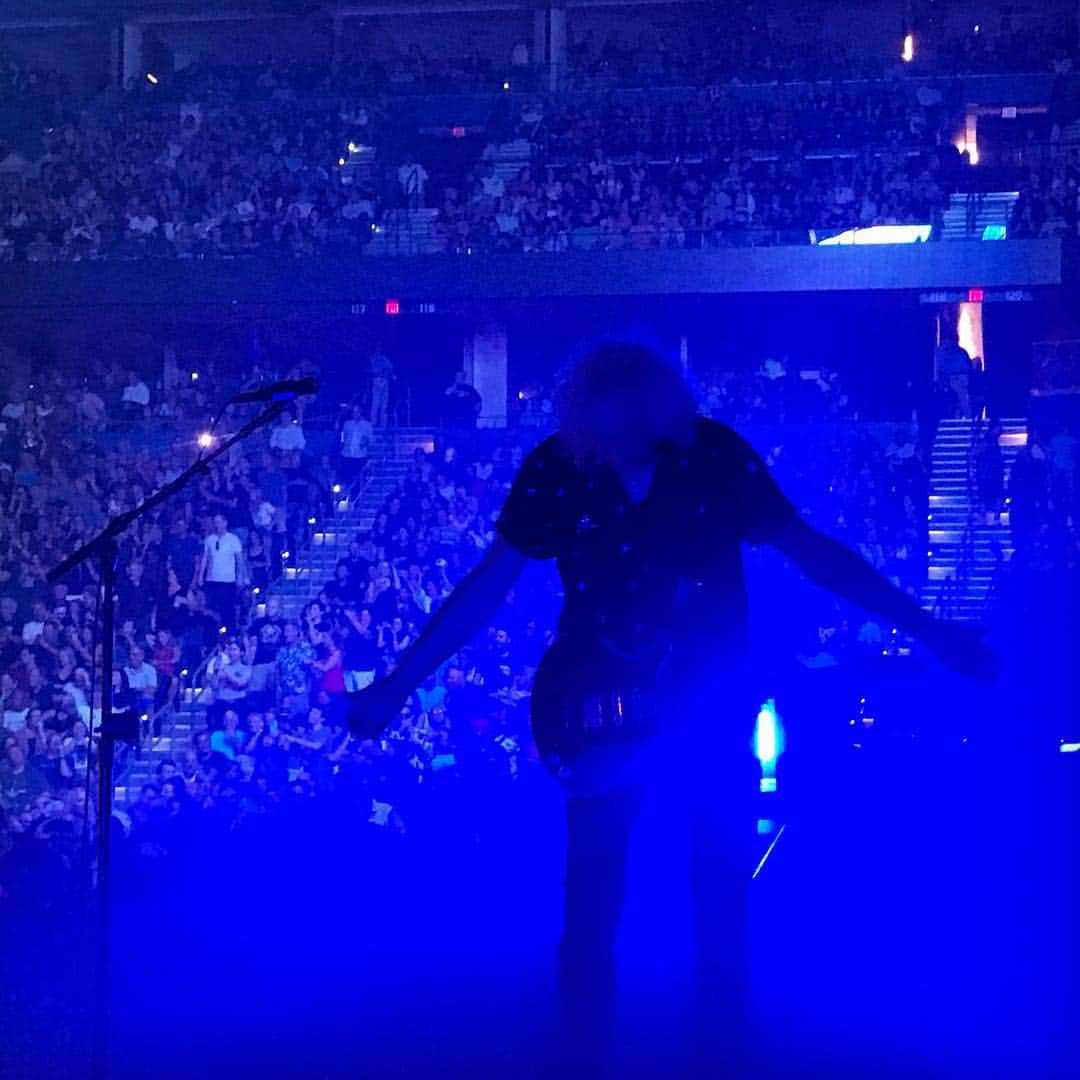 ブライアン・メイさんのインスタグラム写真 - (ブライアン・メイInstagram)「THANK YOU dear folks in the Amalie Arena Tampa this evening !! Great night ! Bless ya’all !!! Bri」8月19日 13時56分 - brianmayforreal