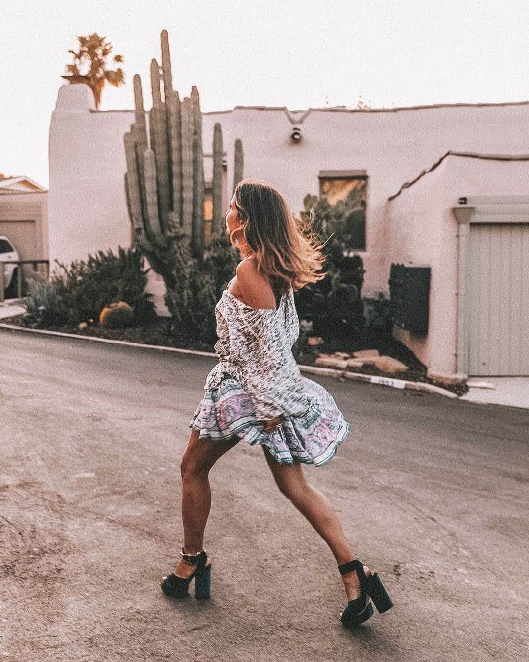 SPELLさんのインスタグラム写真 - (SPELLInstagram)「Strutting in to a Cali golden hour like...🌅 beauty @collagevintage swish’n away in our Dahlia Tunic 🧡✨」8月19日 14時16分 - spell