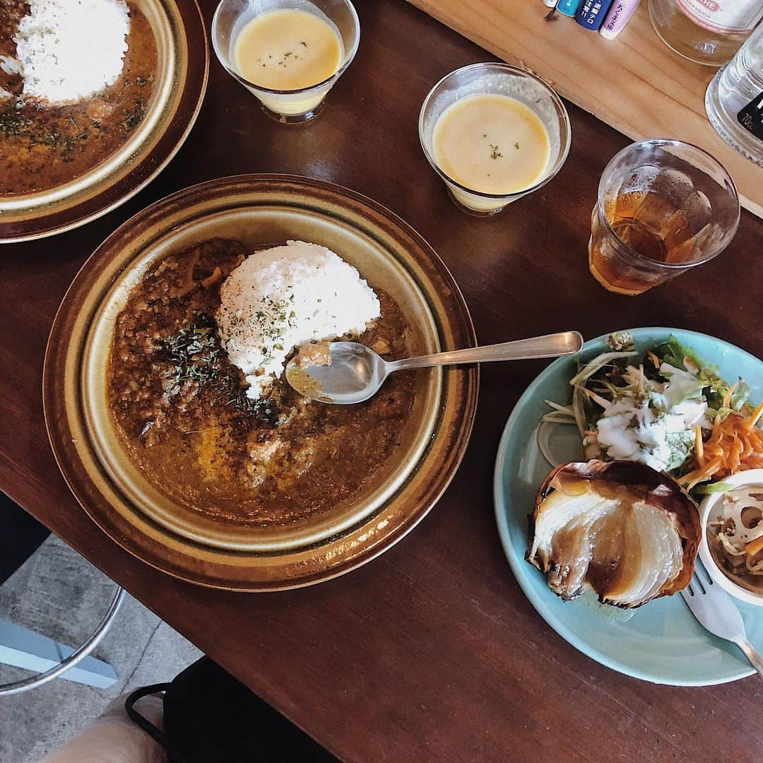 yuinaさんのインスタグラム写真 - (yuinaInstagram)「今日でお休み終了☀️昨日はよしゆきと記念日でカレー活動🍛👶🏻カッコイイより可愛いと言われてしまう、コンビニで年齢確認されちゃう、そんなあなたが大好きです。(笑) #髪色ヤンキーすぎ #ちゃんと今日染めました #店内が素敵すぎる #curry #🍛 #lunch #cafelama #刈谷カフェ #愛知カフェ #カレーランチ #東海カフェ  #instafood #こばランチカレーシリーズ #instajapan #l4l」8月19日 14時12分 - yuina_xg