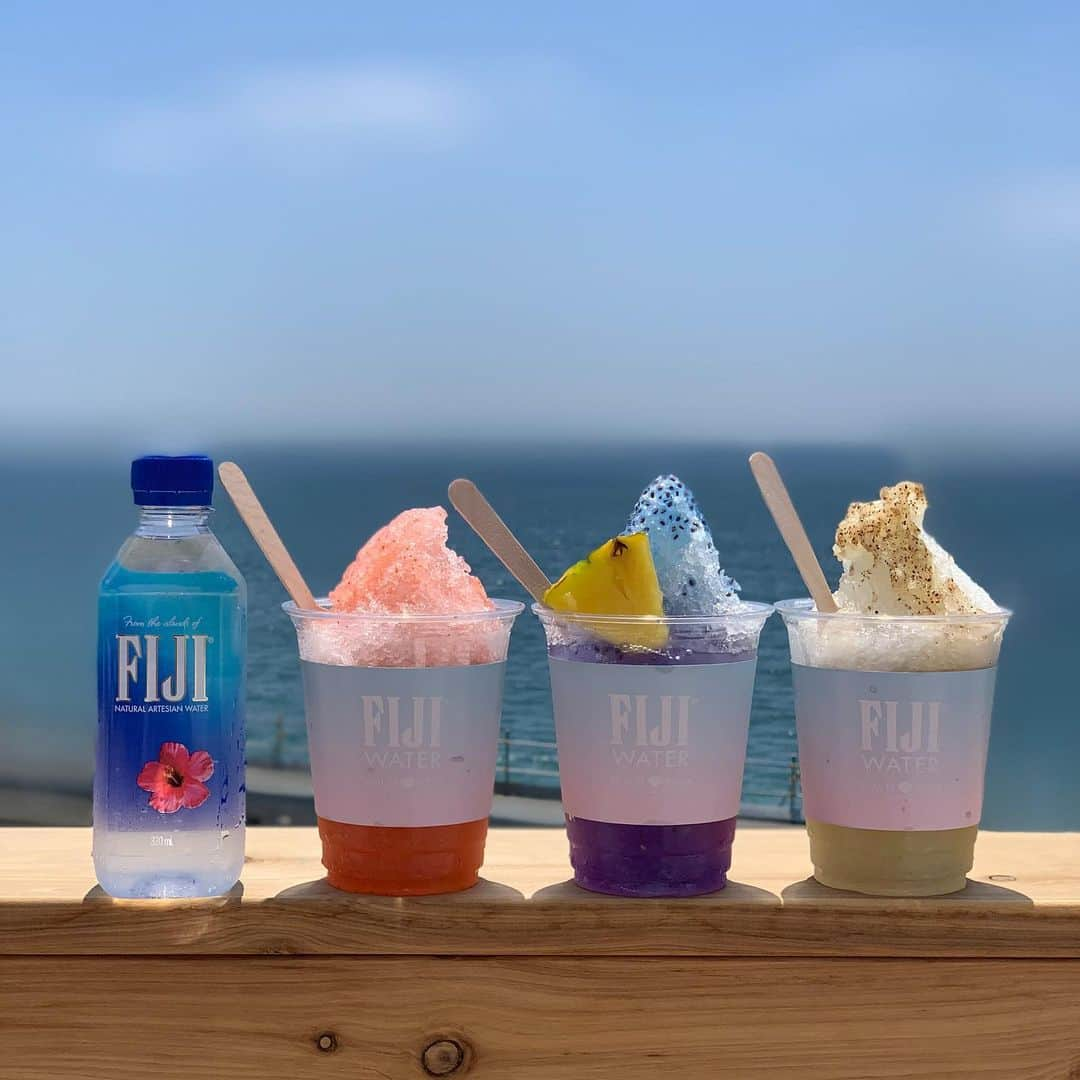 FIJIWaterJapanさんのインスタグラム写真 - (FIJIWaterJapanInstagram)「【 SeaRoomlynn BEACH CLUB X FIJI Water】 あつーい時には、かき氷が一番！ SeaRoomlynn BEACH CLUBではフィジーウォーターオリジナルシェイブアイスを楽しめます！ フレーバーは３つ。 FIJI Water BLUE with Butterfly Pea FIJI Water PINK with Strawberry FIJI Water GREEN with Kiwi  氷はシリカがたくさん含まれたフィジーウォーターで作られています！BLUE は、真ん中のレモンシロップにより途中で紫に色が変わります💗 こだわりたっぷりのおいしいシロップのかき氷ぜひご賞味ください♬  #fijiwater #フィジーウォーター #fijiwatershavedice #かき氷 #ナチュラルな原料 #searoomlynnbeachclub #シェイブアイス」8月19日 14時14分 - icelandicglacialjp