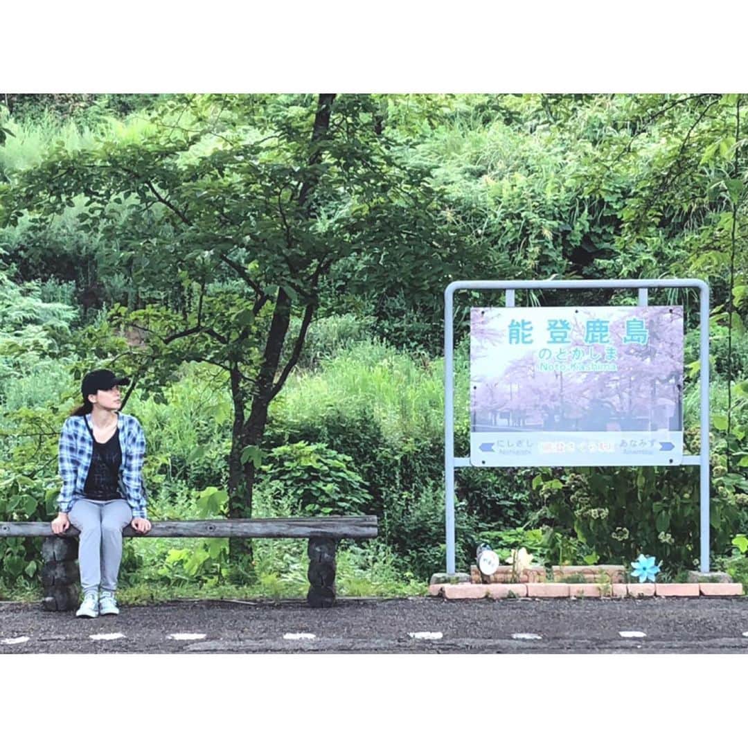 竹中友紀子のインスタグラム：「#能登旅行  ここ数年毎年恒例となっている能登旅行 ずっと行ってみたかった #能登鹿島駅 にて 実はちょっとだけご縁のある場所だったりします。 初めて訪れましたが、何だか懐かしい香りがしました。」