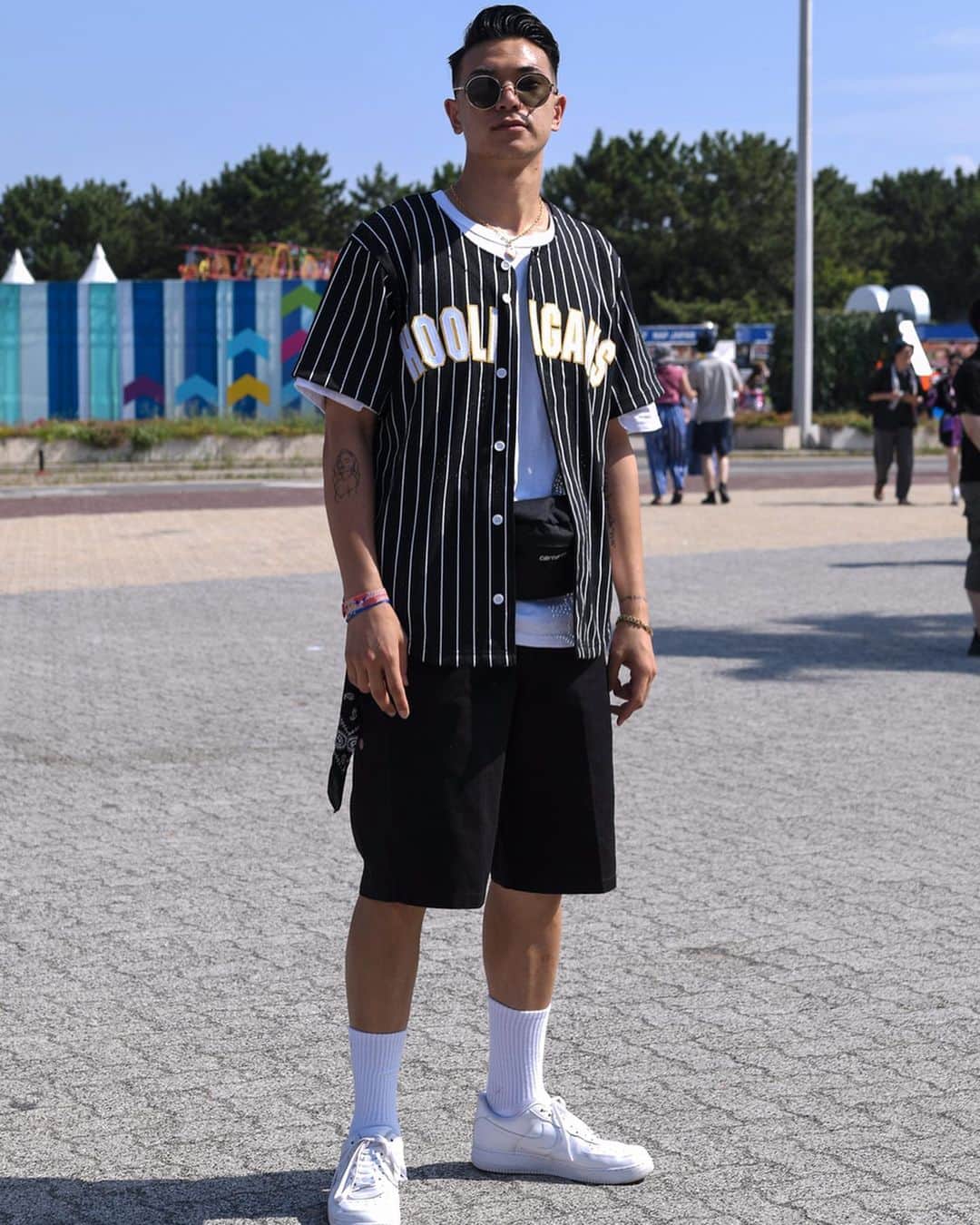 WWDジャパンさんのインスタグラム写真 - (WWDジャパンInstagram)「スナップ：「サマソニ’19」が閉幕　スポーティー＆ストリートスタイル旋風の3日目﻿ ﻿ 　8月16日から3日間にわたり東京・大阪の2都市で開催されていた国内最大級の都市型音楽フェス「サマーソニック2019（SUMMER SONIC 2019）」が18日に閉幕した。最終日の東京会場は2日目に続き晴れ上がり、太陽の日差しが照りつける厳しい暑さの1日となった。﻿ ﻿ 　暑さと合わせ、ヘッドライナーのザ・チェインスモーカーズ（THE CHAINSMOKERS）やゼッド（ZEDD）、ディスクロージャー（Disclosure）をはじめとしたダンスミュージック系アーティストの出演が中心だったことから、来場者は開放的なファッションやスポーティーなスタイル、ストリート風の装いの傾向に。さらに1・2日目に頻繁に見られたバンドTシャツ着用者が激減した一方、前日までにあまり目にしなかった「ペアルック」や「チームコーデ」、大胆な柄アイテムを取り入れたスタイリングなどが目立った。﻿ ﻿ スナップ全33枚はストーリーまたはプロフィールのリンクから🔗﻿ ﻿ #WWDsnap ← 過去のスナップはこちらから﻿ ﻿ #summersonic #summersonic2019 #サマソニ #サマソニ2019 #サマーソニック2019 #サマーソニック#けみお #kemio #植村麻由 #夏フェス #フェスファッション #サマソニファン」8月19日 14時42分 - wwd_jp