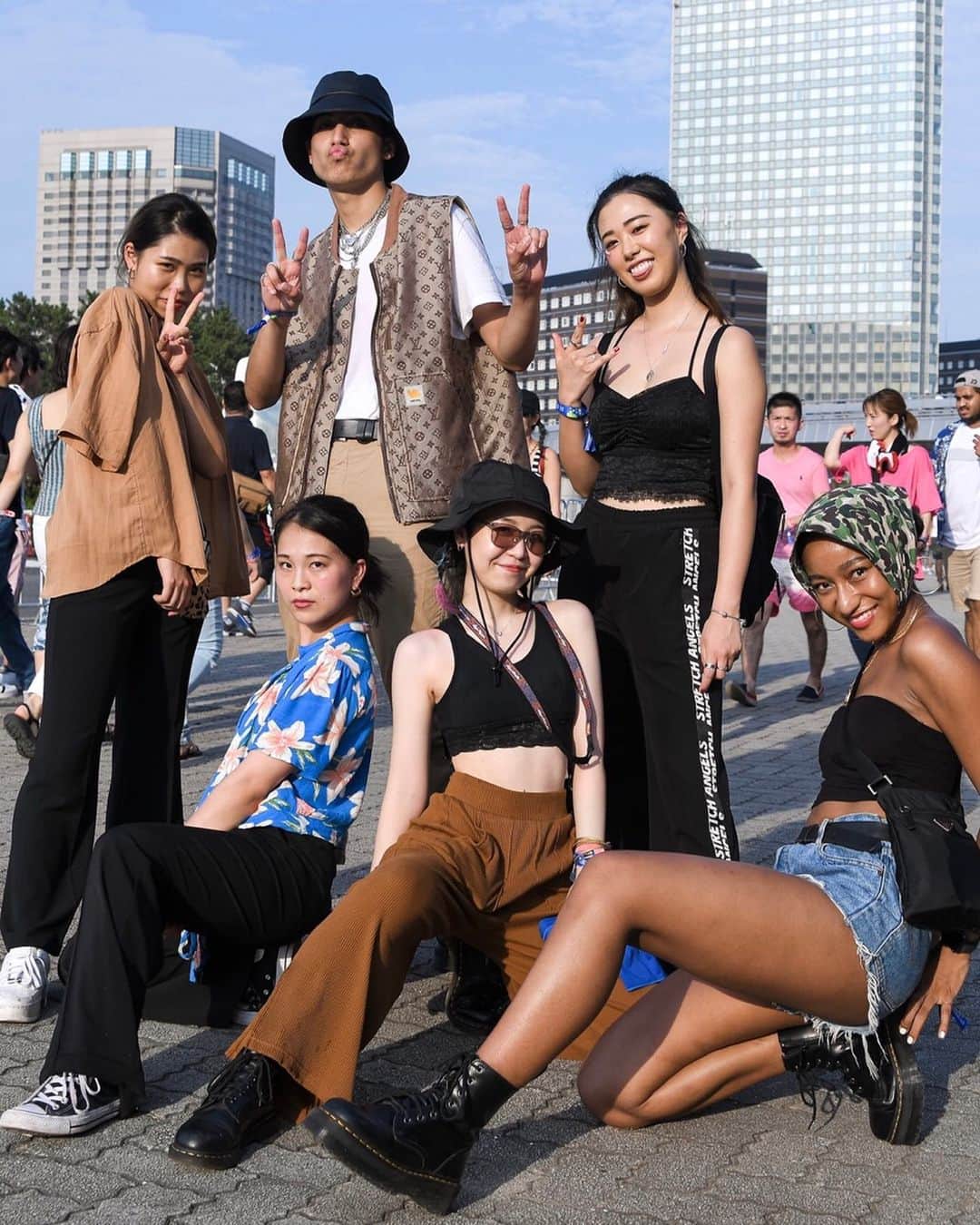 WWDジャパンさんのインスタグラム写真 - (WWDジャパンInstagram)「スナップ：「サマソニ’19」が閉幕　スポーティー＆ストリートスタイル旋風の3日目﻿ ﻿ 　8月16日から3日間にわたり東京・大阪の2都市で開催されていた国内最大級の都市型音楽フェス「サマーソニック2019（SUMMER SONIC 2019）」が18日に閉幕した。最終日の東京会場は2日目に続き晴れ上がり、太陽の日差しが照りつける厳しい暑さの1日となった。﻿ ﻿ 　暑さと合わせ、ヘッドライナーのザ・チェインスモーカーズ（THE CHAINSMOKERS）やゼッド（ZEDD）、ディスクロージャー（Disclosure）をはじめとしたダンスミュージック系アーティストの出演が中心だったことから、来場者は開放的なファッションやスポーティーなスタイル、ストリート風の装いの傾向に。さらに1・2日目に頻繁に見られたバンドTシャツ着用者が激減した一方、前日までにあまり目にしなかった「ペアルック」や「チームコーデ」、大胆な柄アイテムを取り入れたスタイリングなどが目立った。﻿ ﻿ スナップ全33枚はストーリーまたはプロフィールのリンクから🔗﻿ ﻿ #WWDsnap ← 過去のスナップはこちらから﻿ ﻿ #summersonic #summersonic2019 #サマソニ #サマソニ2019 #サマーソニック2019 #サマーソニック#けみお #kemio #植村麻由 #夏フェス #フェスファッション #サマソニファン」8月19日 14時42分 - wwd_jp