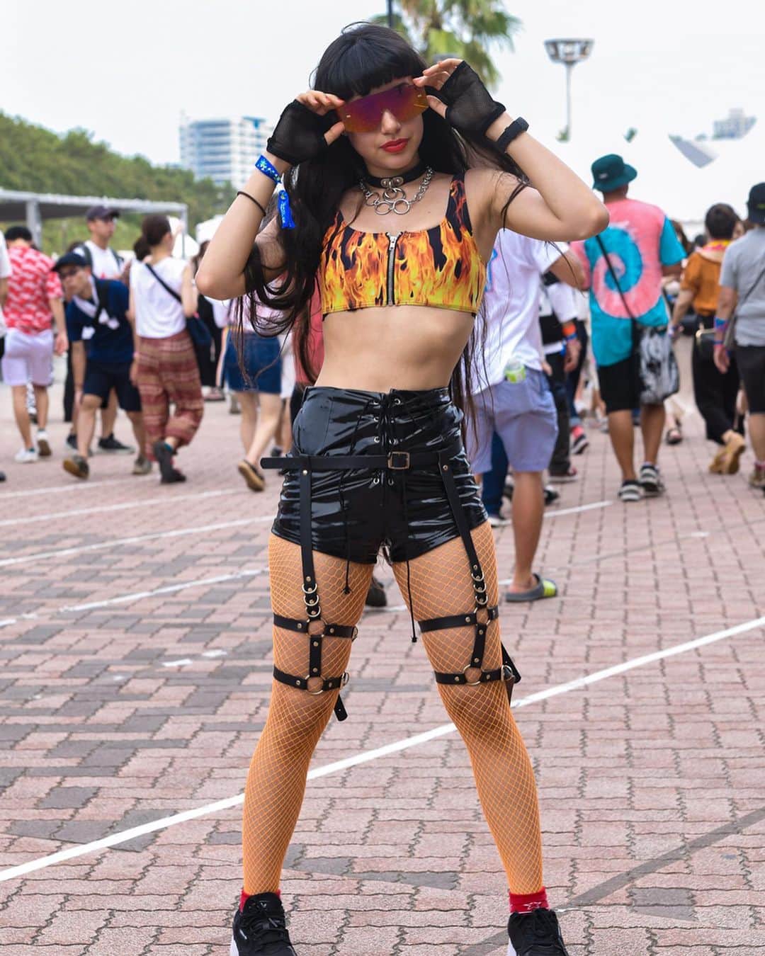 WWDジャパンさんのインスタグラム写真 - (WWDジャパンInstagram)「スナップ：「サマソニ’19」が閉幕　スポーティー＆ストリートスタイル旋風の3日目﻿ ﻿ 　8月16日から3日間にわたり東京・大阪の2都市で開催されていた国内最大級の都市型音楽フェス「サマーソニック2019（SUMMER SONIC 2019）」が18日に閉幕した。最終日の東京会場は2日目に続き晴れ上がり、太陽の日差しが照りつける厳しい暑さの1日となった。﻿ ﻿ 　暑さと合わせ、ヘッドライナーのザ・チェインスモーカーズ（THE CHAINSMOKERS）やゼッド（ZEDD）、ディスクロージャー（Disclosure）をはじめとしたダンスミュージック系アーティストの出演が中心だったことから、来場者は開放的なファッションやスポーティーなスタイル、ストリート風の装いの傾向に。さらに1・2日目に頻繁に見られたバンドTシャツ着用者が激減した一方、前日までにあまり目にしなかった「ペアルック」や「チームコーデ」、大胆な柄アイテムを取り入れたスタイリングなどが目立った。﻿ ﻿ スナップ全33枚はストーリーまたはプロフィールのリンクから🔗﻿ ﻿ #WWDsnap ← 過去のスナップはこちらから﻿ ﻿ #summersonic #summersonic2019 #サマソニ #サマソニ2019 #サマーソニック2019 #サマーソニック#けみお #kemio #植村麻由 #夏フェス #フェスファッション #サマソニファン」8月19日 14時42分 - wwd_jp