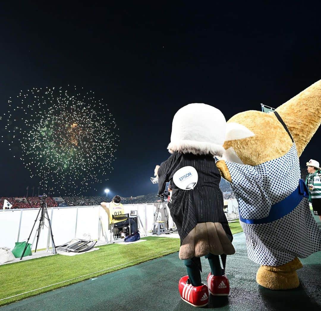 のインスタグラム：「HTKアルウィン 花火大会🎇  今年もアルウィンでの夏の風物詩の花火が夜空を彩りました🎆  #yamaga #山雅 #HTK #本多通信工業様、今年もありがとうございました #サンアル #アルウィン」