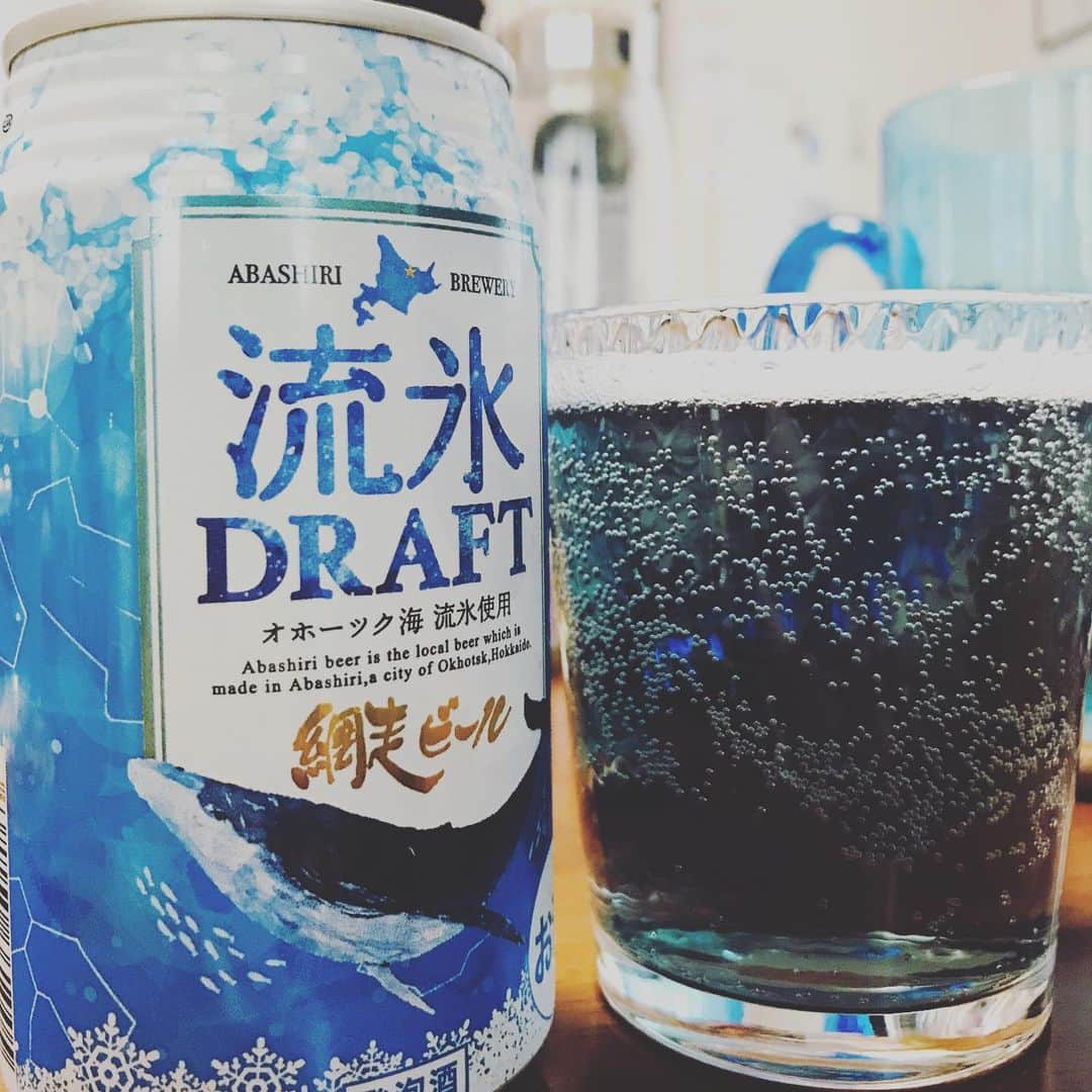 堀井亮佑のインスタグラム：「網走ビールの流水ドラフト。なんと青いビール！若干サワー感あるけどちゃんとビール！#beer #堀井ビールログ」