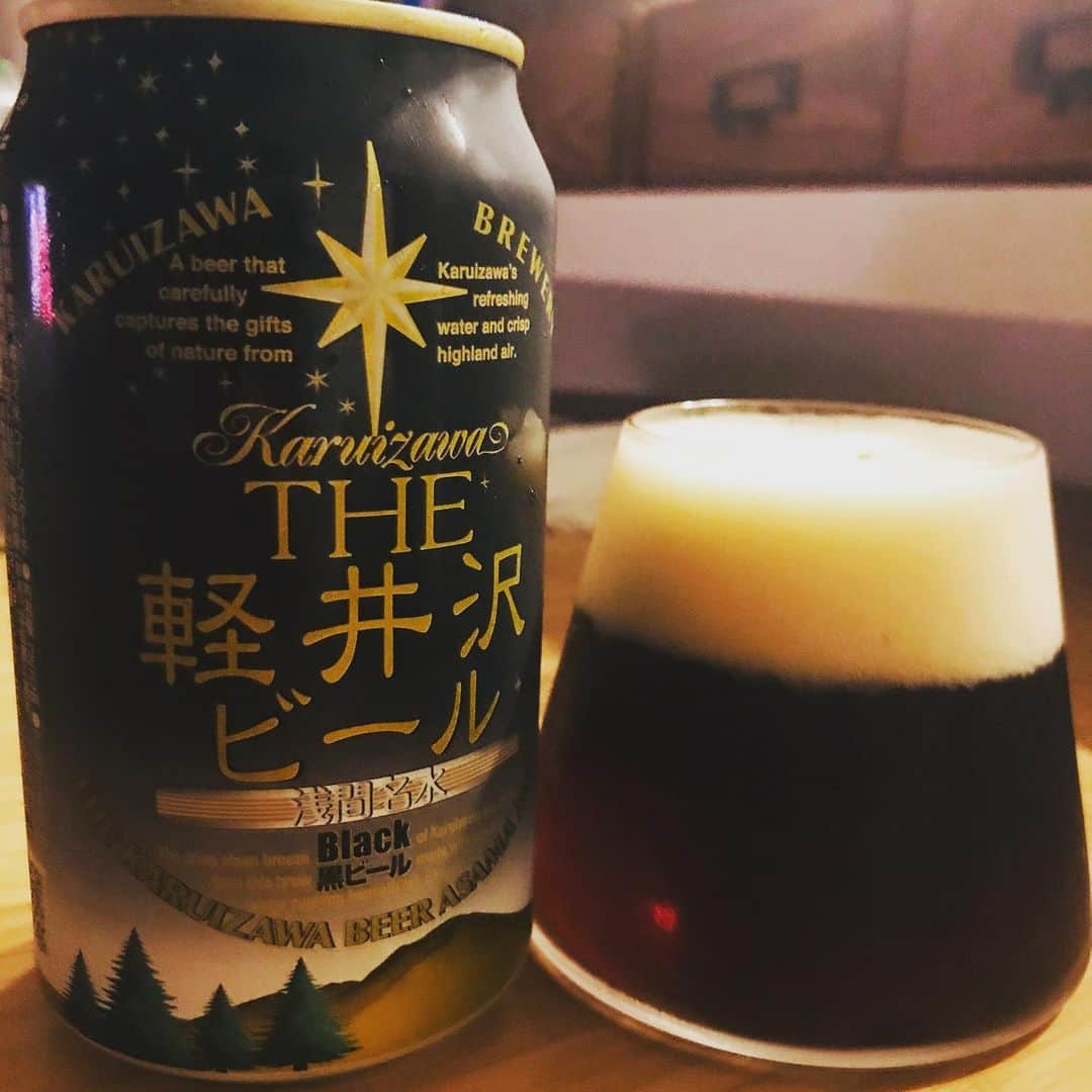 堀井亮佑のインスタグラム：「軽井沢ビールの黒。水が良い、日本のビール感のある黒ビール。うまし。#beer #堀井ビールログ」