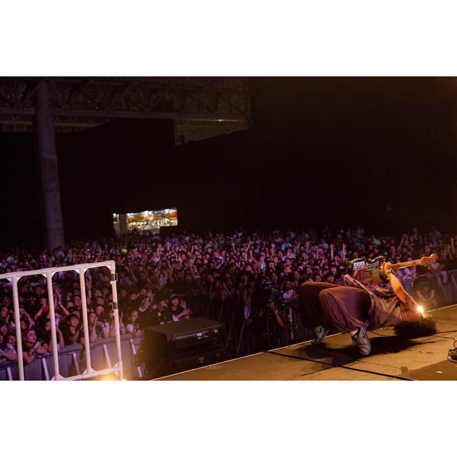 石毛輝さんのインスタグラム写真 - (石毛輝Instagram)「昨日のSUMMER SONIC 2019ありがとうございました！ 4年ぶりの出演とても嬉しかった！  初めて出たのは2008年、今はなきDANCE STAGEのオープニングアクトでした。 そっからソニックマニアも入れるとなんと今回で7度目の出演！うひゃー！ また呼んでもらえるようかっこいいバンドであろうと思います。 20周年おめでとうございます！. . . 📸 @tarururutu . . . #thetelephones  #サマソニ #summersonic」8月19日 14時46分 - akiraishige