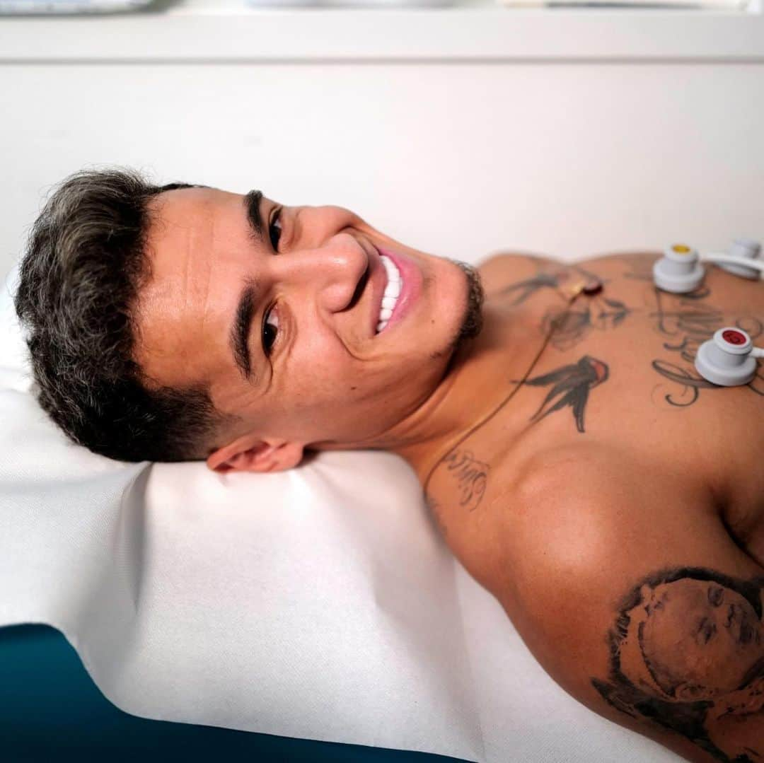 バイエルン・ミュンヘンさんのインスタグラム写真 - (バイエルン・ミュンヘンInstagram)「Looking good, @phil.coutinho! 😍🔴⚪️ #ServusCoutinho #FCBayern」8月19日 20時21分 - fcbayern