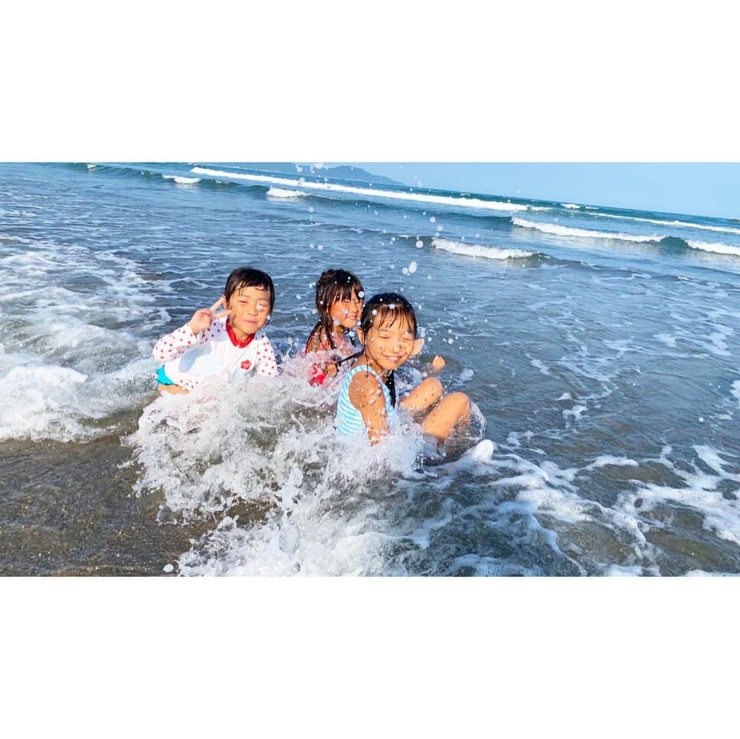 yuco_yoshidaさんのインスタグラム写真 - (yuco_yoshidaInstagram)「毎年行かせてもらってる四万十へ！ @essa.salon さんはじめスタッフの皆様、お世話になりました✨✨ 今年も3150すぎました😭❤️ 楽しかったー！ 1日目は、目の前が砂浜で子供たちも大人もゆるっと楽しめるビーチパーティー🏖🥂 ・ ・ #四万十ビーチパーティー  #海のバザール  #kouchi」8月19日 20時23分 - yuco_yoshida