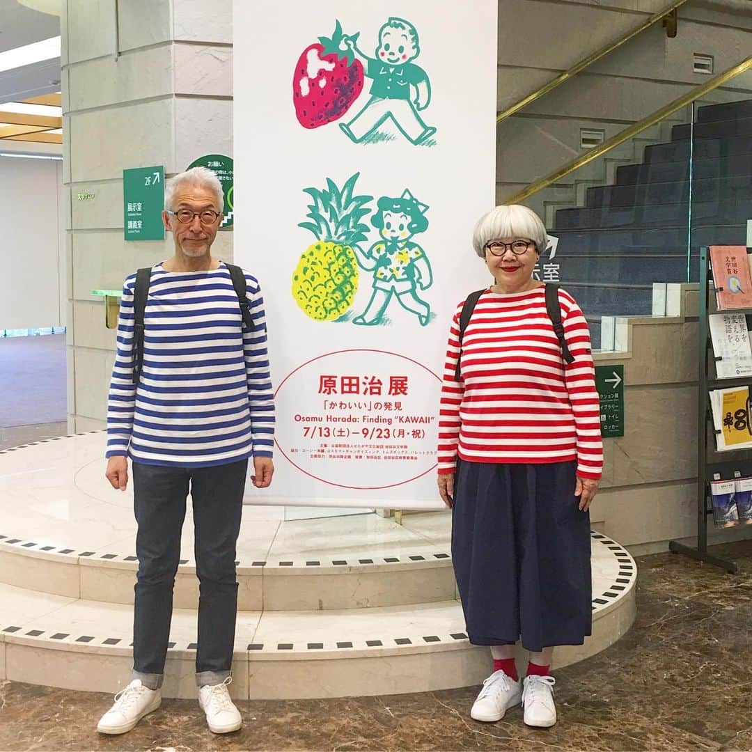 のインスタグラム：「お盆休みに帰省していた娘を送りがてら東京へ。 ２つの美術展を観に行きました。 ・ 『原田 治 展 「かわいい」の発見 Osamu Harada: Finding "KAWAII"』 世田谷文学館 7/13〜9/23 【概要】 1970年代後半から90年代にかけて、女子中高生を中心に爆発的な人気を博した「OSAMU GOODS」の生みの親、原田治（1946-2016）。 50-60年代のアメリカのコミックやTVアニメ、ポップアートなどから影響を受けたイラストレーション――とりわけ、簡潔な描線と爽やかな色彩で描かれたキャラクターたちは、その後の日本の“かわいい”文化に多大な影響を与えました。 没後初の全国巡回展となる本展では、イラストレーターとして活動する端緒となった、1970年代「an・an」の仕事をはじめとして、広告・出版・各種グッズなど多分野にわたる作品を中心に、幼少期～20代前半の初期資料や、エッセイ集『ぼくの美術帖』関連資料も交えて展示し、時代を超えて愛される、原田治の全貌に迫ります。 原画や版下、スケッチなど、初公開資料多数。この機会をお見逃しなく。 ※本展は来年秋、福岡に巡回予定です。 ・ ・ 『メスキータ展』 東京ステーションギャラリー 6/29〜8/18 【概要】 サミュ工ル・イェスルン・デ・メスキータ（1868-1944）は、ユダヤ系オランダ人としてアムステルダムに生まれました。建築を学び、その後美術の世界に転じます。  30代から美術学校でデザインや版画の指導者として教鞭をとるかたわら、さまざまな技法を用いて個性的な版画を数多く制作しました。  しかし1944年ナチスによって家族もろとも連れ去られ、全員強制収容所で亡くなります。  自宅に残されていた作品は、だまし絵で知られるM.C.エッシャーなど、教え子たちが必死に守りました。欧州では近年、作品総目録が刊行され、展覧会も開催されるなどメスキータの紹介と再評価の気運が高まっています。  本展はドイツの個人コレクターの所蔵品を中心に、約240点の作品でメスキータの全貌を紹介する日本初の展覧会となります。 ・ ・ #原田治展 #メスキータ展 #美術展巡り #夫婦 #60代 #ファッション #コーディネート #リンクコーデ #夫婦コーデ #グレイヘア #白髪 #共白髪 #couple #over60 #fashion #coordinate #instafashion #instagramjapan #greyhair #bonpon511」