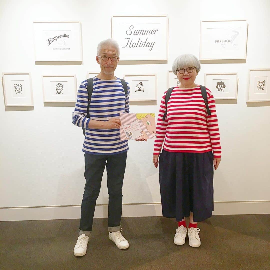 bon ponさんのインスタグラム写真 - (bon ponInstagram)「お盆休みに帰省していた娘を送りがてら東京へ。 ２つの美術展を観に行きました。 ・ 『原田 治 展 「かわいい」の発見 Osamu Harada: Finding "KAWAII"』 世田谷文学館 7/13〜9/23 【概要】 1970年代後半から90年代にかけて、女子中高生を中心に爆発的な人気を博した「OSAMU GOODS」の生みの親、原田治（1946-2016）。 50-60年代のアメリカのコミックやTVアニメ、ポップアートなどから影響を受けたイラストレーション――とりわけ、簡潔な描線と爽やかな色彩で描かれたキャラクターたちは、その後の日本の“かわいい”文化に多大な影響を与えました。 没後初の全国巡回展となる本展では、イラストレーターとして活動する端緒となった、1970年代「an・an」の仕事をはじめとして、広告・出版・各種グッズなど多分野にわたる作品を中心に、幼少期～20代前半の初期資料や、エッセイ集『ぼくの美術帖』関連資料も交えて展示し、時代を超えて愛される、原田治の全貌に迫ります。 原画や版下、スケッチなど、初公開資料多数。この機会をお見逃しなく。 ※本展は来年秋、福岡に巡回予定です。 ・ ・ 『メスキータ展』 東京ステーションギャラリー 6/29〜8/18 【概要】 サミュ工ル・イェスルン・デ・メスキータ（1868-1944）は、ユダヤ系オランダ人としてアムステルダムに生まれました。建築を学び、その後美術の世界に転じます。  30代から美術学校でデザインや版画の指導者として教鞭をとるかたわら、さまざまな技法を用いて個性的な版画を数多く制作しました。  しかし1944年ナチスによって家族もろとも連れ去られ、全員強制収容所で亡くなります。  自宅に残されていた作品は、だまし絵で知られるM.C.エッシャーなど、教え子たちが必死に守りました。欧州では近年、作品総目録が刊行され、展覧会も開催されるなどメスキータの紹介と再評価の気運が高まっています。  本展はドイツの個人コレクターの所蔵品を中心に、約240点の作品でメスキータの全貌を紹介する日本初の展覧会となります。 ・ ・ #原田治展 #メスキータ展 #美術展巡り #夫婦 #60代 #ファッション #コーディネート #リンクコーデ #夫婦コーデ #グレイヘア #白髪 #共白髪 #couple #over60 #fashion #coordinate #instafashion #instagramjapan #greyhair #bonpon511」8月19日 20時16分 - bonpon511