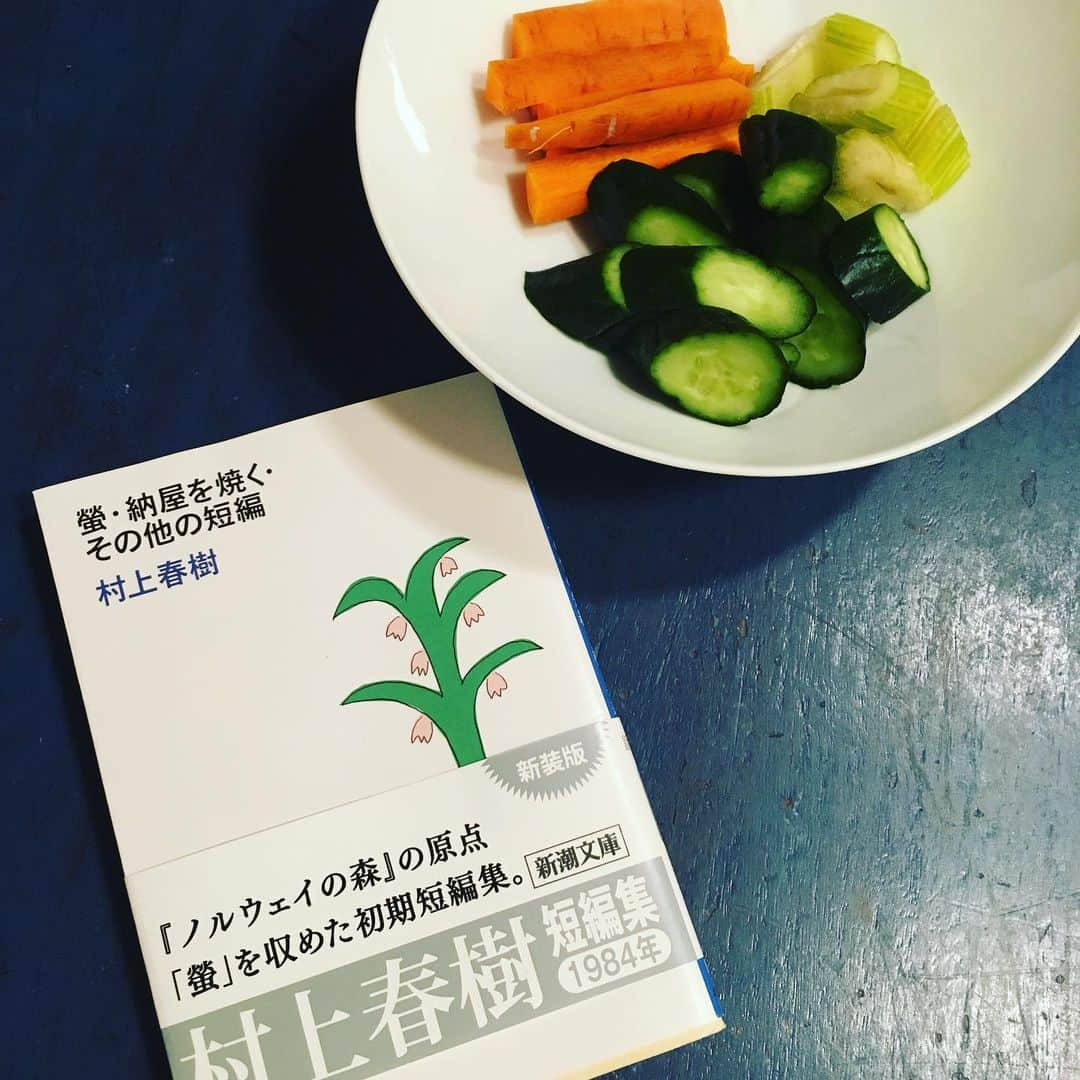 井上荒野さんのインスタグラム写真 - (井上荒野Instagram)「再読した本と、とってもおいしくできたお漬物。なぜ再読したかというと、「納屋を焼く」を翻案したイ・チャンドンの「バーニング」を観たからです。」8月19日 20時18分 - arereno