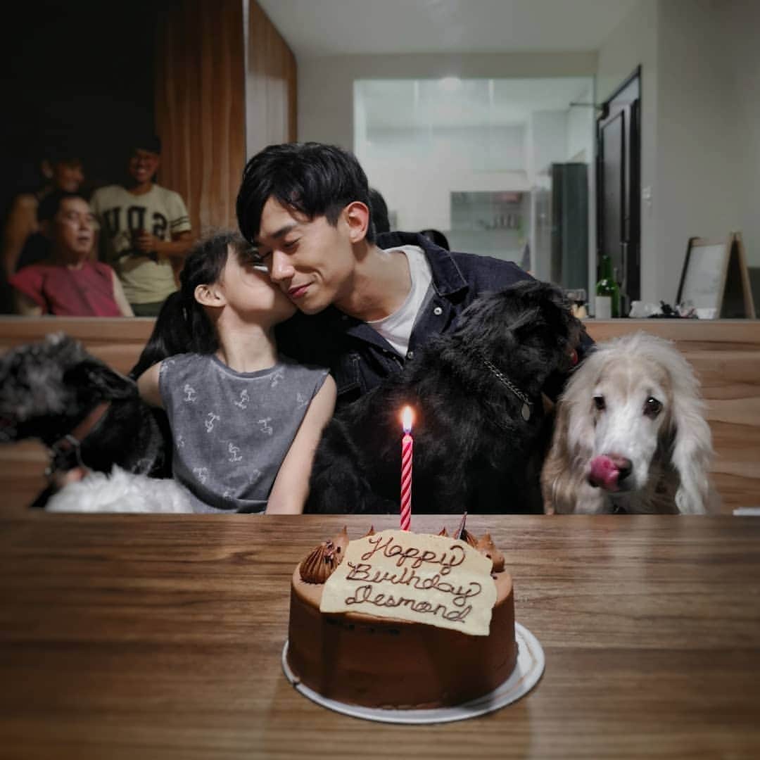 デスモンド・タンのインスタグラム：「Blessed to have y'all! Thank you for 33 years of unmerited love and provision. My everything is shaped and given by you. Thank you mom and dad for bringing me into this world of wonders! 33 of good years and counting! Many more kick a** years to come! 😜  特别谢谢家人这33年的爱! 谢谢你们对我照顾得无微不至。谢谢一直在我身边支持我，让我可以毫无顾虑的追梦! 我的生日愿望就是家人健健康康，开开心心。还有我的事业顺利，让我可以一直给支持我的你更多的好作品! 爱你们噢!💙 P.S. Thank you for all the birthday messages! 你们的爱我都收到了! Sending love to y'all from Taipei!」