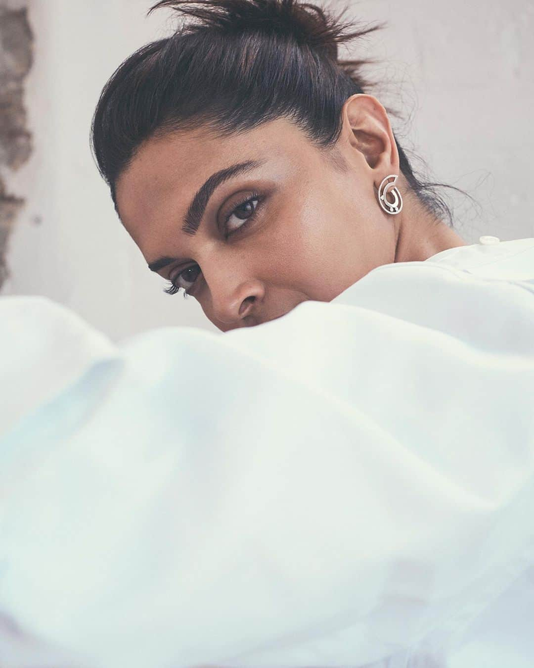 PORTER magazineさんのインスタグラム写真 - (PORTER magazineInstagram)「Bollywood superstar @deepikapadukone talks to #PorterEdit about taking fashion risks, Hollywood’s diversity issue and why she speaks out about depression as she models the season’s hottest denim pieces and ultra-luxe diamond jewelry.  #linkinbio. 📸 @stefanogaluzzistudio  Styling @hels_broadfoot」8月19日 20時21分 - portermagazine