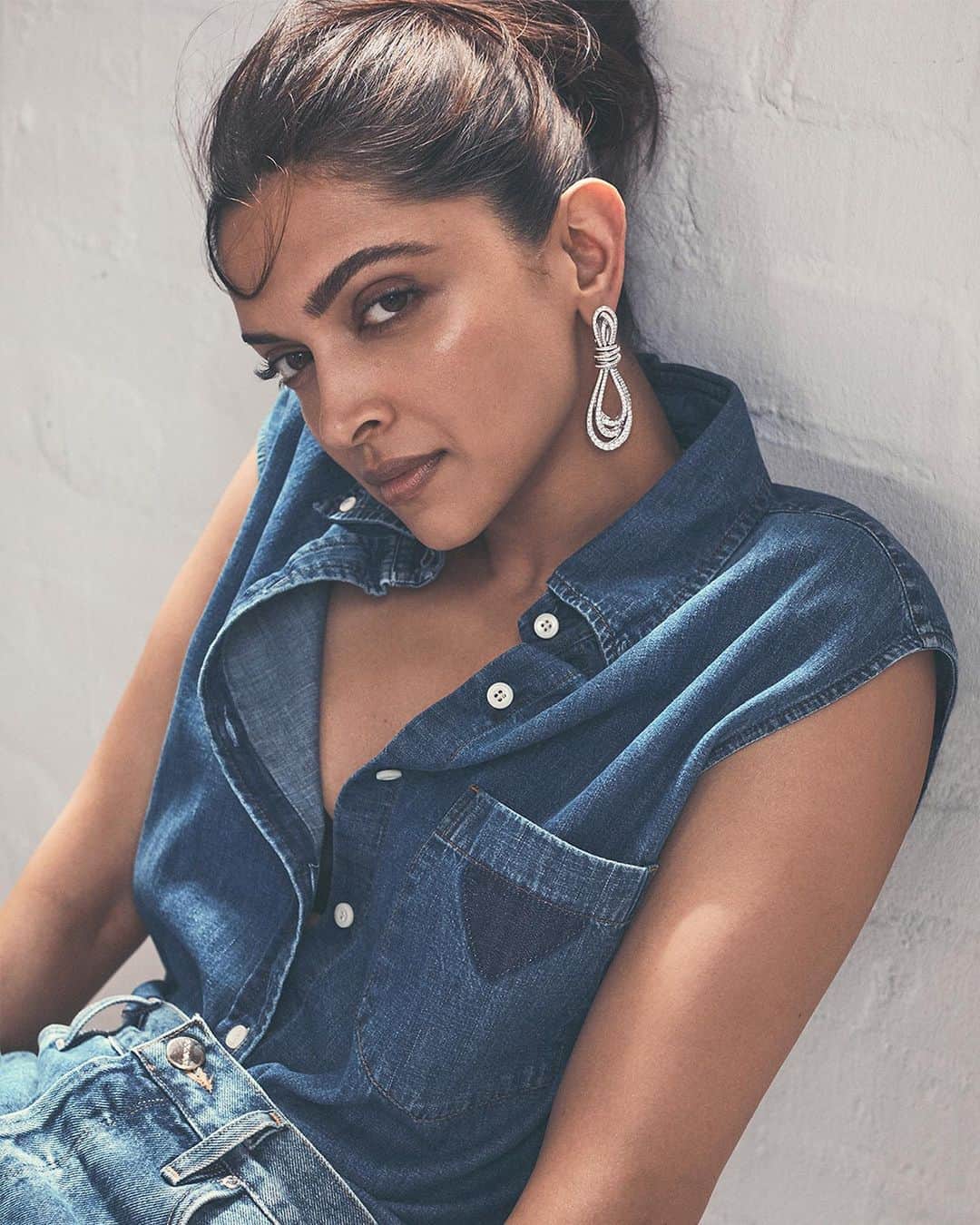 PORTER magazineさんのインスタグラム写真 - (PORTER magazineInstagram)「Bollywood superstar @deepikapadukone talks to #PorterEdit about taking fashion risks, Hollywood’s diversity issue and why she speaks out about depression as she models the season’s hottest denim pieces and ultra-luxe diamond jewelry.  #linkinbio. 📸 @stefanogaluzzistudio  Styling @hels_broadfoot」8月19日 20時21分 - portermagazine