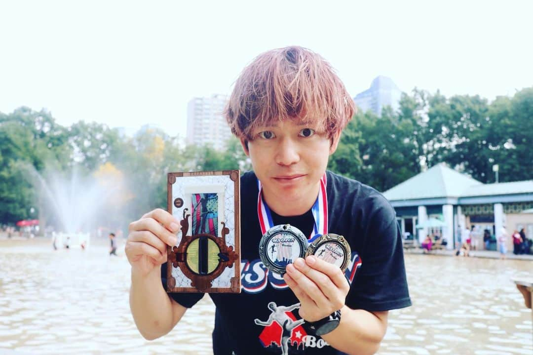 石田太志さんのインスタグラム写真 - (石田太志Instagram)「I’ve got US Open champion! I can’t believed it. This is one of my dream as well. I’ve watched USO video so many times. I thought one day I wanna compete. My dream came true again! ･ 【US Openで2冠達成しました！】 US Openに日本人初出場で総合優勝とフリースタイル部門優勝の2冠を達成しました！！ ･ 今まで動画で見て憧れていた大会に出場できて優勝という最高の結果を出せてとても嬉しいです✨ ･ いつもいつも応援してくれている方々ありがとうございました。 ･ 帰国前にせっかくなのでニューヨーク行ってみます。 ･ 帰国後にはまた積極的に日本でフットバッグのパフォーマンスやワークショップ、講演などを行っていきたいと思いますので何か繋がりのある方は宜しくお願い致します😊 ･ 一人だと写真を撮るの大変🤣 ･ #footbag #フットバッグ #サッカー #フットサル #石田太志 #taishiishida #soccer #follow #世界一 #worldchampion #パフォーマンス #performance #performer #instagramer #uso #usopen #usa #america #boston #アメリカ #ボストン #優勝」8月19日 14時55分 - taishiishida