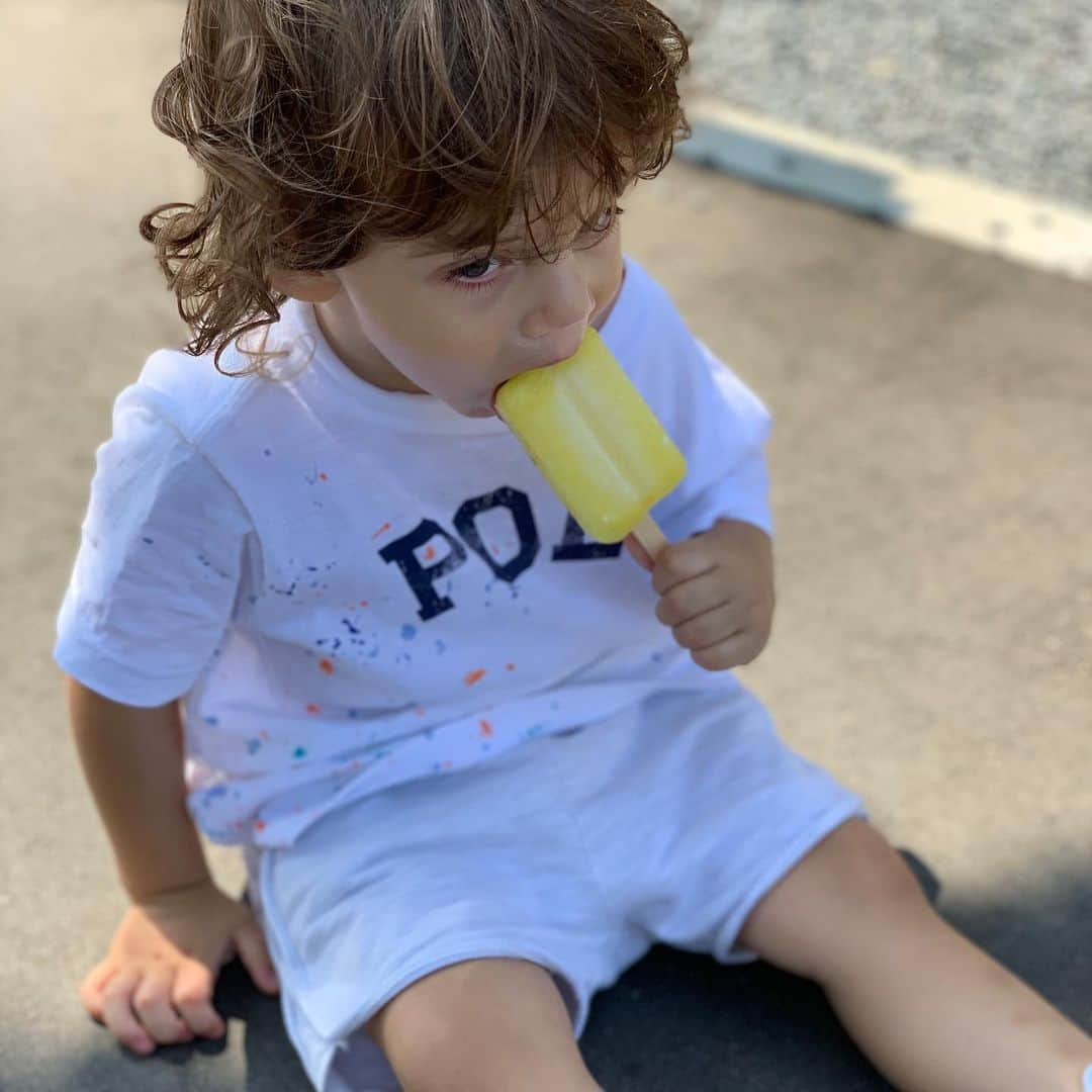 ジェイ・ボスロイドさんのインスタグラム写真 - (ジェイ・ボスロイドInstagram)「His first ice Lolly, you try get that off him 😂😋😋😋😋😋😋😋」8月19日 14時56分 - jaybothroyd