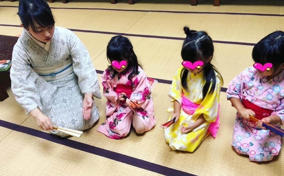 蛯原英里さんのインスタグラム写真 - (蛯原英里Instagram)「昨日はお友達と一緒に 日本舞踊体験に行って来ました！ 子供達は浴衣を着て、まずはご挨拶の練習から。 扇子の持ち方、開き方の練習してちょっと難しそうでしたが、踊ります🎵 最初は戸惑ってふざけたりしていた子供達も２、３度踊る度に、真剣になっていき、とっても上手に踊れる様になりました😊凄い！  私も、4歳頃から日本舞踊を習っていたので、こんな感じだったのかな～とちょっと懐かしくなりました🎵とても貴重な経験でした✨  #夏休み #日本舞踊 #貴重な体験」8月19日 14時57分 - eriebihara