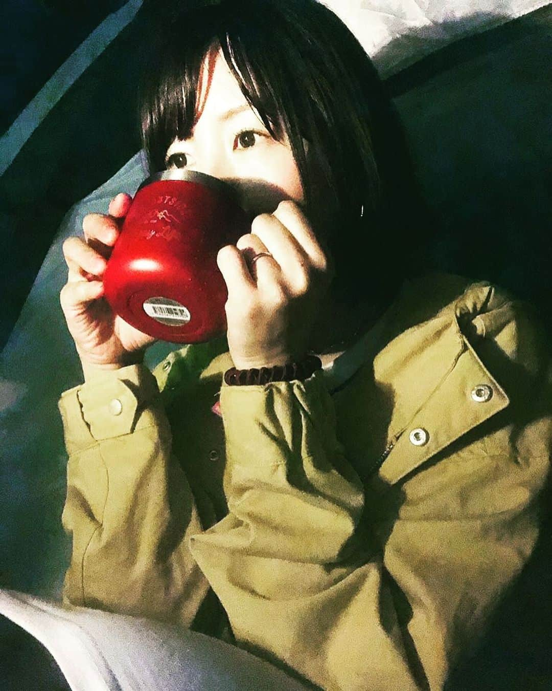 澤村小夜子さんのインスタグラム写真 - (澤村小夜子Instagram)「#RSR2019 の思い出📷. . １日目は中止で残念だったけど 水族館に行ったり 食べたかったご飯を食べたり  もの凄く充実した１日を過ごせました♡ 神聖かまってちゃんのみさこちゃんとも 奇跡的に会えて 長い時間一緒にいられたし嬉しかったな🍀 . ２日目は無事にin EZOでテント張って 念願のキャンプ⛺️. ゴロゴロしながらライブの音聴いたり お湯沸かしてカップラーメン食べたりコーヒー淹れたり  とにかくフェスを満喫しまくりました😋🍥. (2枚目は卓球さんのライブでVJ するカッコイイわーちゃん) . ３日目は温泉入って 塩らーめんとスープカレー食べて プリクラ撮って ロイズのチョコ買って帰りました(๑´ڡ`๑) . 想い出ギュウギュウすぎる3日間🐄♥️ 一緒に来てくれた友達にも感謝👨‍👨‍👧‍👦楽しかった！ . . #risingsunrockfestival #キャンプ #camp #テント泊 #最高でした #青春 #登別マリンパークニクス #1万匹の鰯ショー #イルカショー #どんぶり亭 #海鮮丼」8月19日 15時01分 - sayako_negoto