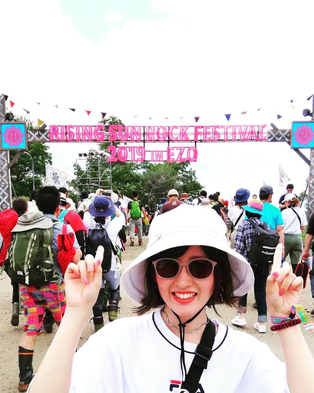 澤村小夜子のインスタグラム：「#RSR2019 の思い出📷. . １日目は中止で残念だったけど 水族館に行ったり 食べたかったご飯を食べたり  もの凄く充実した１日を過ごせました♡ 神聖かまってちゃんのみさこちゃんとも 奇跡的に会えて 長い時間一緒にいられたし嬉しかったな🍀 . ２日目は無事にin EZOでテント張って 念願のキャンプ⛺️. ゴロゴロしながらライブの音聴いたり お湯沸かしてカップラーメン食べたりコーヒー淹れたり  とにかくフェスを満喫しまくりました😋🍥. (2枚目は卓球さんのライブでVJ するカッコイイわーちゃん) . ３日目は温泉入って 塩らーめんとスープカレー食べて プリクラ撮って ロイズのチョコ買って帰りました(๑´ڡ`๑) . 想い出ギュウギュウすぎる3日間🐄♥️ 一緒に来てくれた友達にも感謝👨‍👨‍👧‍👦楽しかった！ . . #risingsunrockfestival #キャンプ #camp #テント泊 #最高でした #青春 #登別マリンパークニクス #1万匹の鰯ショー #イルカショー #どんぶり亭 #海鮮丼」