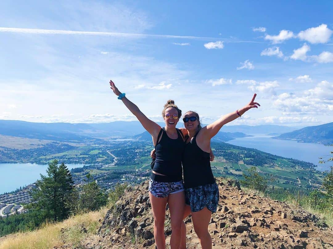 キエラ・スミスさんのインスタグラム写真 - (キエラ・スミスInstagram)「Guess who’s on top of a mountain in KELOWWNNAAA #taylor #MISSPADINGTON #besfraanddddd #summm yenno life’s a climb but the views great 💓💓💓」8月19日 15時04分 - kierrasmith