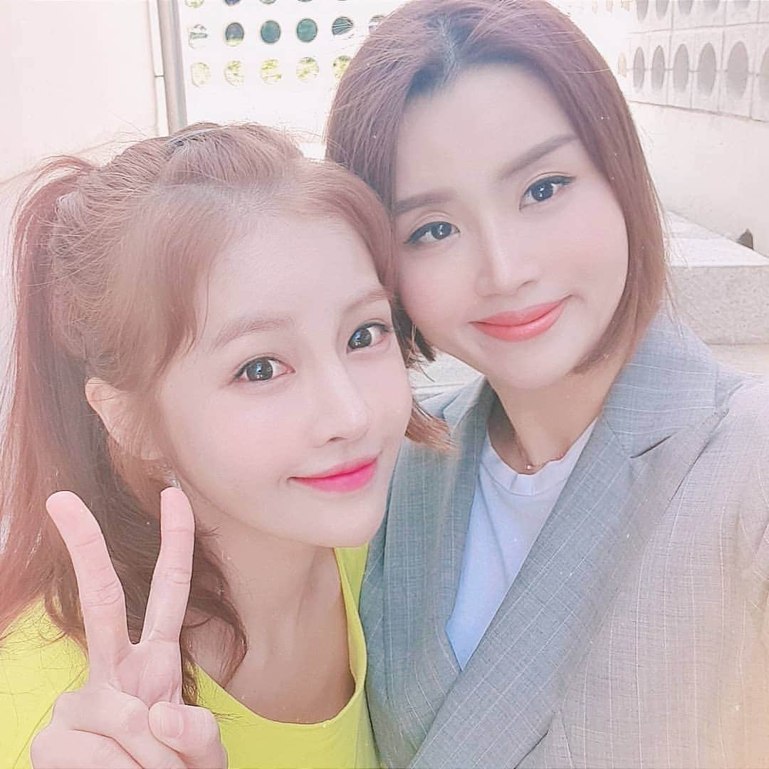 ボラムのインスタグラム：「. . . 늘 밝고 긍정적이고 배울점이 참 많은,  반듯한 모습이 멋진 울언니♡ 내가 많이 사랑하지요 - ㆍ ㆍ 이젠 없으면 안될 그런 존재♡ . . . .」