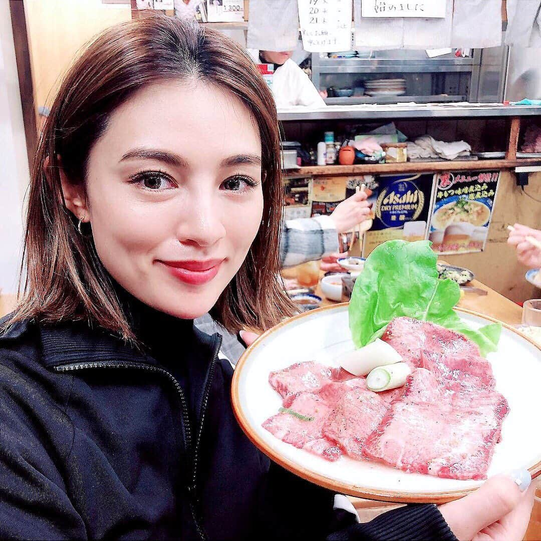 東京カレンダーさんのインスタグラム写真 - (東京カレンダーInstagram)「インスタにあげたお肉、見せてください！グルメ美女のとっておきのお肉① 1】@misato1030 /坪井ミサト 『焼肉慶』 「焼肉は断然、タレ派！ここの和牛ハラミは秘伝のタレとお肉の相性がバッチリで、忘れられなくなる味。ハイボールとともに堪能します。  店員さんのホスピタリティが素晴らしいのも通う理由。友人を連れて行くとみんな感動してくれるんです」 | ■店舗概要  住所：神奈川県川崎市中原区丸子通1-636  TEL：044-433-9595 . 2】@hazukitsuchiya /土屋巴瑞季 『東京食肉市場直送 肉焼屋 D-29 表参道店』 「大袈裟ではなく、焼肉は週3回マスト。ここは仕事帰りにスタッフと行くことが多いかな。  お気に入りは塊肉！みんなで焼けるのを待ちながら、おしゃべりする時間が好き。店内もおしゃれで、インスタ映えするのもポイント高いです」 | ■店舗概要  住所：港区南青山5-8-5 Gビル南青山02 B1F  TEL：03-6805-0292 . 3】@tabe_megumi /たべ めぐみ 『YAKINIKU FUTAGO 37 West 17th St.』 「モクモクの煙の中から登場するエイジングビーフの演出に驚かされました。  塊肉を購入して90日間、熟成していくお肉をキープできる“オーナーズビーフ制”という取り組みがユニーク。キープ肉をすると特別サービスを受けられ、優越感もたっぷり（笑）」 | ■店舗概要  住所：港区新橋2-11-10 HULIC & New Shinbashi 2F  TEL：03-6550-8725 . 4】@ange_la00 /アンジェラ 芽衣 『芝浦 三宿店』 「同じ事務所の子と、“ふたり女子会”を開催した場所がココ。カジュアルな焼肉店だけど、落ち着いて話せる雰囲気が◎。 お気に入りはタン塩。旨みがぎゅっと詰まっていて、コリコリした食感がたまりません♥お肉は斜め横から撮ると脂が光って美味しそうに映せます」 | ■店舗概要  住所：世田谷区下馬1-45-6  TEL：03-6805-4129 . 5】@chikako_724 /chikako watanabe 『スタミナ苑』 「焼肉やステーキは週に2～3回は食べるほど“肉食”です（笑）。行列覚悟の有名店ですが、並ぶ時間もまた、肉を楽しむ醍醐味。  もう何度もお伺いしていて、毎回おまかせでオーダー。コスパも鮮度も最高！下町の雰囲気も渋くてグッときます。食後の杏仁豆腐はマスト」 | ■店舗概要  住所：足立区鹿浜3-13-4  TEL：03-3897-0416 . ー続きは東カレwebまたはアプリにてー ▶︎『　東京カレンダー　』で検索！ . 【by東カレ編集部】 . #東京カレンダー #東カレ #東カレグルメ #東京グルメ #都内グルメ #tokyocalendar #肉 #肉好き #肉食女子 #焼肉 #ステーキ #foodie #yakiniku #tokyofood #wagyu #東カレを知らない若者に広めたい#美女#東京美女」8月19日 15時09分 - tokyocalendar