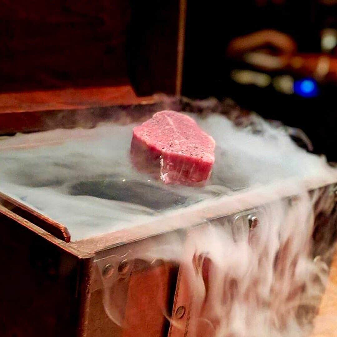 東京カレンダーさんのインスタグラム写真 - (東京カレンダーInstagram)「インスタにあげたお肉、見せてください！グルメ美女のとっておきのお肉① 1】@misato1030 /坪井ミサト 『焼肉慶』 「焼肉は断然、タレ派！ここの和牛ハラミは秘伝のタレとお肉の相性がバッチリで、忘れられなくなる味。ハイボールとともに堪能します。  店員さんのホスピタリティが素晴らしいのも通う理由。友人を連れて行くとみんな感動してくれるんです」 | ■店舗概要  住所：神奈川県川崎市中原区丸子通1-636  TEL：044-433-9595 . 2】@hazukitsuchiya /土屋巴瑞季 『東京食肉市場直送 肉焼屋 D-29 表参道店』 「大袈裟ではなく、焼肉は週3回マスト。ここは仕事帰りにスタッフと行くことが多いかな。  お気に入りは塊肉！みんなで焼けるのを待ちながら、おしゃべりする時間が好き。店内もおしゃれで、インスタ映えするのもポイント高いです」 | ■店舗概要  住所：港区南青山5-8-5 Gビル南青山02 B1F  TEL：03-6805-0292 . 3】@tabe_megumi /たべ めぐみ 『YAKINIKU FUTAGO 37 West 17th St.』 「モクモクの煙の中から登場するエイジングビーフの演出に驚かされました。  塊肉を購入して90日間、熟成していくお肉をキープできる“オーナーズビーフ制”という取り組みがユニーク。キープ肉をすると特別サービスを受けられ、優越感もたっぷり（笑）」 | ■店舗概要  住所：港区新橋2-11-10 HULIC & New Shinbashi 2F  TEL：03-6550-8725 . 4】@ange_la00 /アンジェラ 芽衣 『芝浦 三宿店』 「同じ事務所の子と、“ふたり女子会”を開催した場所がココ。カジュアルな焼肉店だけど、落ち着いて話せる雰囲気が◎。 お気に入りはタン塩。旨みがぎゅっと詰まっていて、コリコリした食感がたまりません♥お肉は斜め横から撮ると脂が光って美味しそうに映せます」 | ■店舗概要  住所：世田谷区下馬1-45-6  TEL：03-6805-4129 . 5】@chikako_724 /chikako watanabe 『スタミナ苑』 「焼肉やステーキは週に2～3回は食べるほど“肉食”です（笑）。行列覚悟の有名店ですが、並ぶ時間もまた、肉を楽しむ醍醐味。  もう何度もお伺いしていて、毎回おまかせでオーダー。コスパも鮮度も最高！下町の雰囲気も渋くてグッときます。食後の杏仁豆腐はマスト」 | ■店舗概要  住所：足立区鹿浜3-13-4  TEL：03-3897-0416 . ー続きは東カレwebまたはアプリにてー ▶︎『　東京カレンダー　』で検索！ . 【by東カレ編集部】 . #東京カレンダー #東カレ #東カレグルメ #東京グルメ #都内グルメ #tokyocalendar #肉 #肉好き #肉食女子 #焼肉 #ステーキ #foodie #yakiniku #tokyofood #wagyu #東カレを知らない若者に広めたい#美女#東京美女」8月19日 15時09分 - tokyocalendar