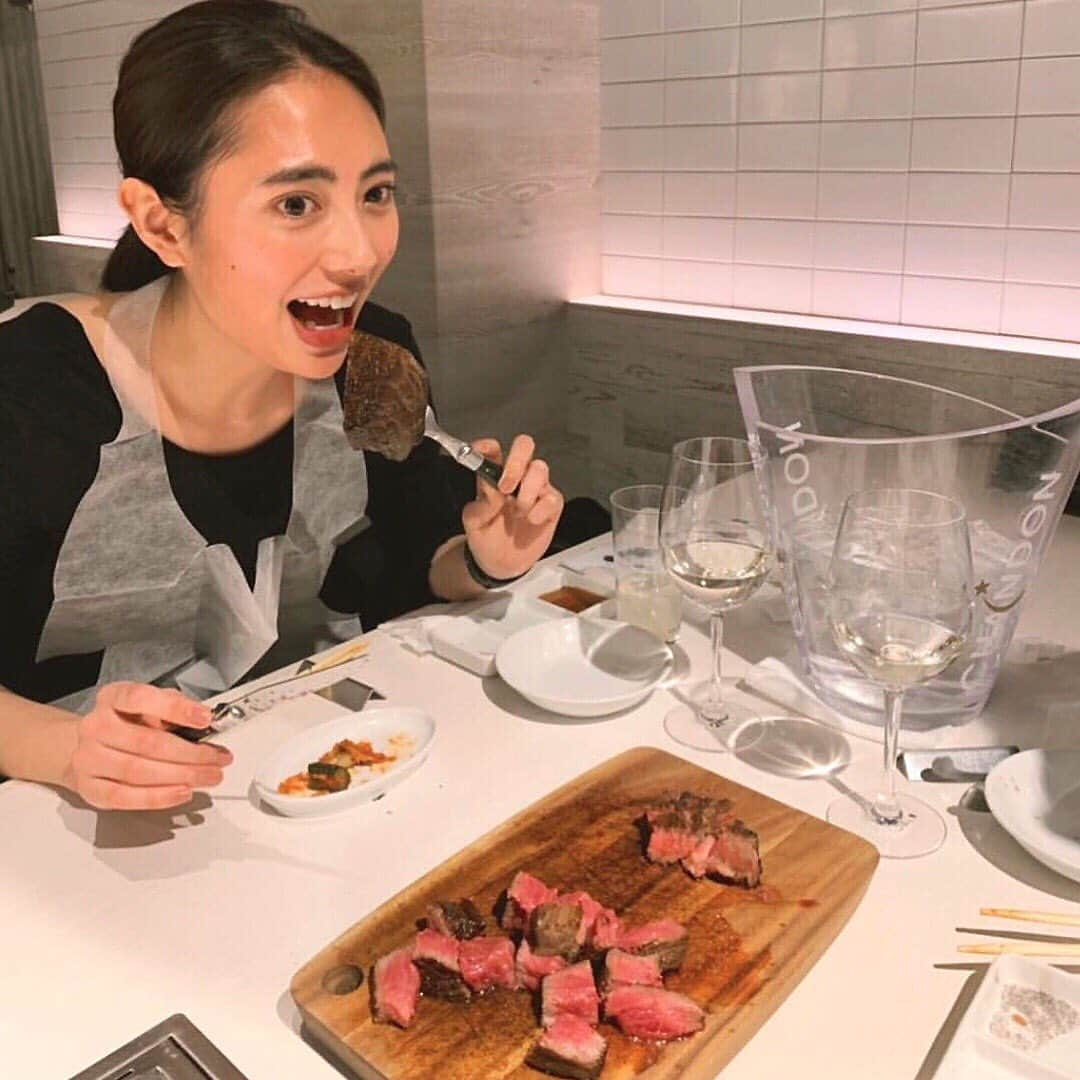 東京カレンダーさんのインスタグラム写真 - (東京カレンダーInstagram)「インスタにあげたお肉、見せてください！グルメ美女のとっておきのお肉① 1】@misato1030 /坪井ミサト 『焼肉慶』 「焼肉は断然、タレ派！ここの和牛ハラミは秘伝のタレとお肉の相性がバッチリで、忘れられなくなる味。ハイボールとともに堪能します。  店員さんのホスピタリティが素晴らしいのも通う理由。友人を連れて行くとみんな感動してくれるんです」 | ■店舗概要  住所：神奈川県川崎市中原区丸子通1-636  TEL：044-433-9595 . 2】@hazukitsuchiya /土屋巴瑞季 『東京食肉市場直送 肉焼屋 D-29 表参道店』 「大袈裟ではなく、焼肉は週3回マスト。ここは仕事帰りにスタッフと行くことが多いかな。  お気に入りは塊肉！みんなで焼けるのを待ちながら、おしゃべりする時間が好き。店内もおしゃれで、インスタ映えするのもポイント高いです」 | ■店舗概要  住所：港区南青山5-8-5 Gビル南青山02 B1F  TEL：03-6805-0292 . 3】@tabe_megumi /たべ めぐみ 『YAKINIKU FUTAGO 37 West 17th St.』 「モクモクの煙の中から登場するエイジングビーフの演出に驚かされました。  塊肉を購入して90日間、熟成していくお肉をキープできる“オーナーズビーフ制”という取り組みがユニーク。キープ肉をすると特別サービスを受けられ、優越感もたっぷり（笑）」 | ■店舗概要  住所：港区新橋2-11-10 HULIC & New Shinbashi 2F  TEL：03-6550-8725 . 4】@ange_la00 /アンジェラ 芽衣 『芝浦 三宿店』 「同じ事務所の子と、“ふたり女子会”を開催した場所がココ。カジュアルな焼肉店だけど、落ち着いて話せる雰囲気が◎。 お気に入りはタン塩。旨みがぎゅっと詰まっていて、コリコリした食感がたまりません♥お肉は斜め横から撮ると脂が光って美味しそうに映せます」 | ■店舗概要  住所：世田谷区下馬1-45-6  TEL：03-6805-4129 . 5】@chikako_724 /chikako watanabe 『スタミナ苑』 「焼肉やステーキは週に2～3回は食べるほど“肉食”です（笑）。行列覚悟の有名店ですが、並ぶ時間もまた、肉を楽しむ醍醐味。  もう何度もお伺いしていて、毎回おまかせでオーダー。コスパも鮮度も最高！下町の雰囲気も渋くてグッときます。食後の杏仁豆腐はマスト」 | ■店舗概要  住所：足立区鹿浜3-13-4  TEL：03-3897-0416 . ー続きは東カレwebまたはアプリにてー ▶︎『　東京カレンダー　』で検索！ . 【by東カレ編集部】 . #東京カレンダー #東カレ #東カレグルメ #東京グルメ #都内グルメ #tokyocalendar #肉 #肉好き #肉食女子 #焼肉 #ステーキ #foodie #yakiniku #tokyofood #wagyu #東カレを知らない若者に広めたい#美女#東京美女」8月19日 15時09分 - tokyocalendar