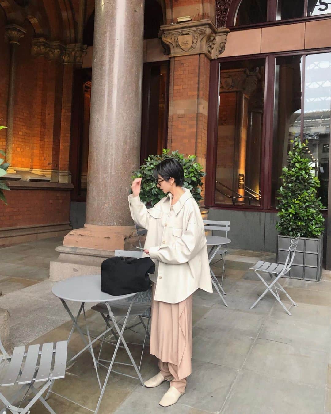 松本恵奈さんのインスタグラム写真 - (松本恵奈Instagram)「London最終日はお気に入りのセットアップにレザーBZ. 暑くなったらすぐ脱げるようにね◎ #clane #london」8月19日 15時10分 - ena1123