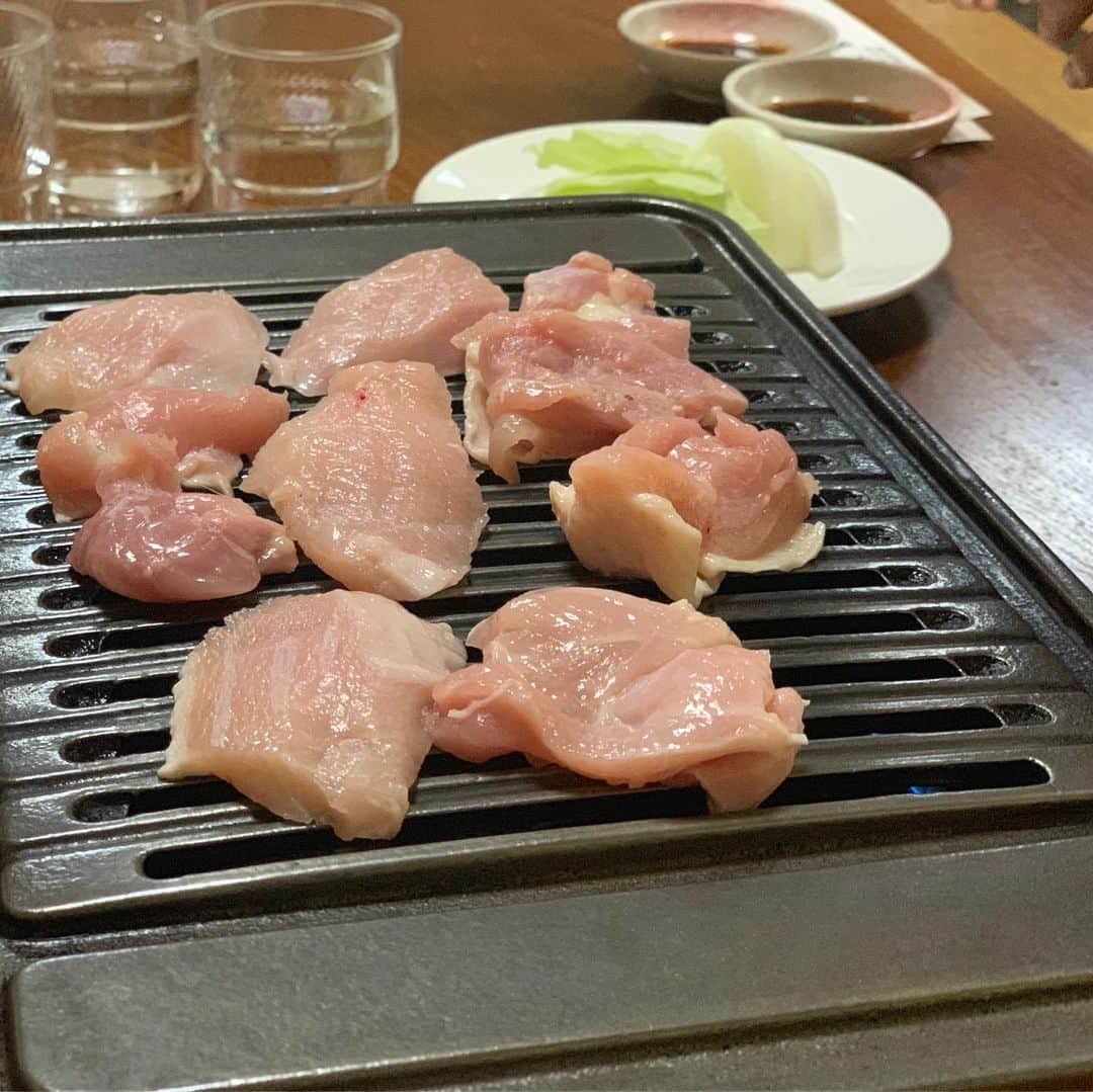 青山有紀さんのインスタグラム写真 - (青山有紀Instagram)「お昼はたらいうどん。  サワガニ、焼き鳥（セルフスタイル）、鮎など😋みんなでわいわい楽しかった！ 商品開発でお世話になっている職人さんにもお会い出来て良い時間でした🙏✨ #藍のある暮らし #青山有紀」8月19日 15時10分 - yukiaoya