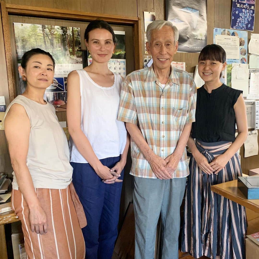 青山有紀さんのインスタグラム写真 - (青山有紀Instagram)「お昼はたらいうどん。  サワガニ、焼き鳥（セルフスタイル）、鮎など😋みんなでわいわい楽しかった！ 商品開発でお世話になっている職人さんにもお会い出来て良い時間でした🙏✨ #藍のある暮らし #青山有紀」8月19日 15時10分 - yukiaoya