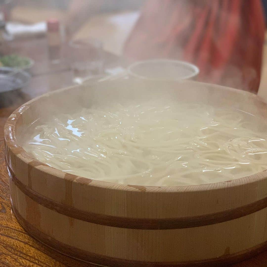 のインスタグラム：「お昼はたらいうどん。  サワガニ、焼き鳥（セルフスタイル）、鮎など😋みんなでわいわい楽しかった！ 商品開発でお世話になっている職人さんにもお会い出来て良い時間でした🙏✨ #藍のある暮らし #青山有紀」