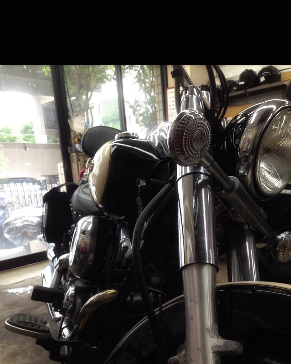 石井雅登さんのインスタグラム写真 - (石井雅登Instagram)「‪本日8月19日は「バイクの日」なのだそうだ。‬ ‪愛騎との付き合いも随分長くなった。‬ ‪最近一緒に出かけられていないけど、これからも大切に想う。‬ ETCも付けたし、そろそろ旅に出たい。  #ドラッグスター ‪#dsc‬ ‪#YAMAHA‬」8月19日 15時14分 - masatou.dsc