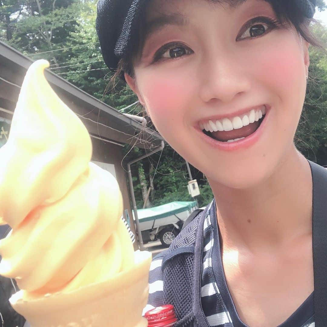 福島和可菜さんのインスタグラム写真 - (福島和可菜Instagram)「フル充電な私は、今日も朝からフル稼働😁  改めまして、昨日山梨県の青木ケ原樹海で開催されました、🗻健やか樹海ウォーク🗻  ご参加いただいた皆様、ありがとうございました ☀️ 後半、雨が降っては来ましたが、前半は気温も28℃と、気持ちも良く歩きやすい気候🚶‍♀️ 10キロコース と 5キロコースに分かれ、 それぞれ樹海の大自然を感じながらのウォーキング🌳 5キロコースには、ネイチャーガイドさんもいらっしゃり、色々お話を聞きながら😆 FM FUJI SUNDAY PUNCH の中でも、生中継させていただきましたし、参加者の皆様とも色々お話出来、楽しかったなぁ🎵 樹海は本当に美しく、マイナスイオンたっぷりで、心も身体もリフレッシュ🌈 参加された皆様も、笑顔満点でしたよ🥰 走るのにももちろん素敵な場所ですが、ゆっくり歩くのも最高な場所です🎉 ✨健やか✨ で ✨爽やか✨ で ✨穏やか✨ で ✨和やか✨ で ✨賑やか✨ そんなイベントになりました😊本当にありがとうございました🌷 #富士山 #cola #コーラ #とうもろこしソフト #ソフトクリーム #アイス #山梨県 #FM #FUJI #富士 #樹海 #ウォーク #満員御礼 #walking #イベント #マイナスイオン #最高 #ありがとうございました #🗻 #🚶‍♀️ #🍹 #🍦 #❤」8月19日 15時18分 - fukushimawakana