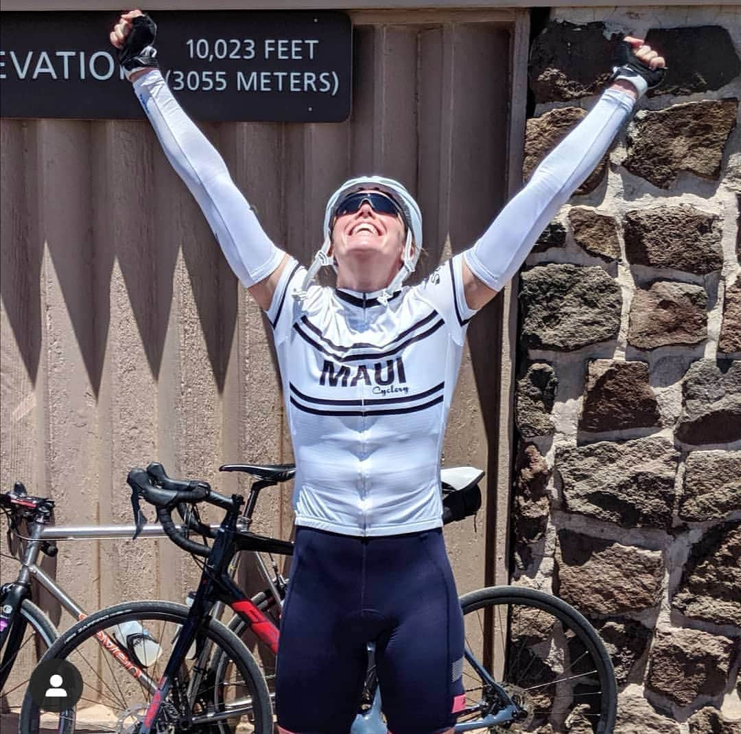 フェムケ・ヘームスケルクのインスタグラム：「I was so happy to arrive at the top! 😂 The Haleakala is one of a kind. What. A. Climb. 🚴 . . . #Haleakala #crater #Maui #AlternativeTraining 📸 : @magliarosatours aka Rob」