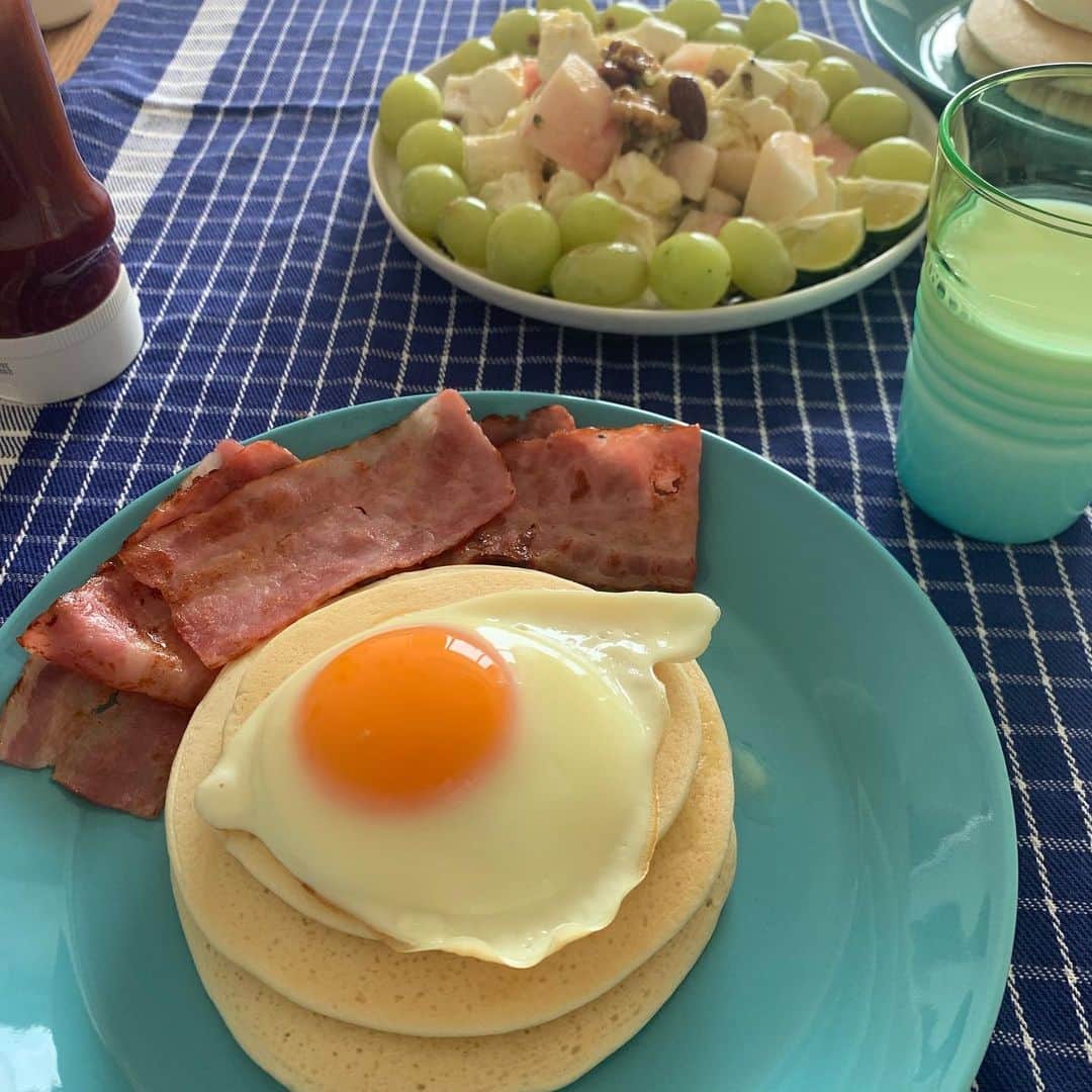 高橋有紀さんのインスタグラム写真 - (高橋有紀Instagram)「ホテルの朝ごはんがおいしいと、帰ってきてからも朝ごはんしっかり食べたくなる🍳 桃モッツァレラハマり中。」8月19日 15時38分 - osakana_yuki