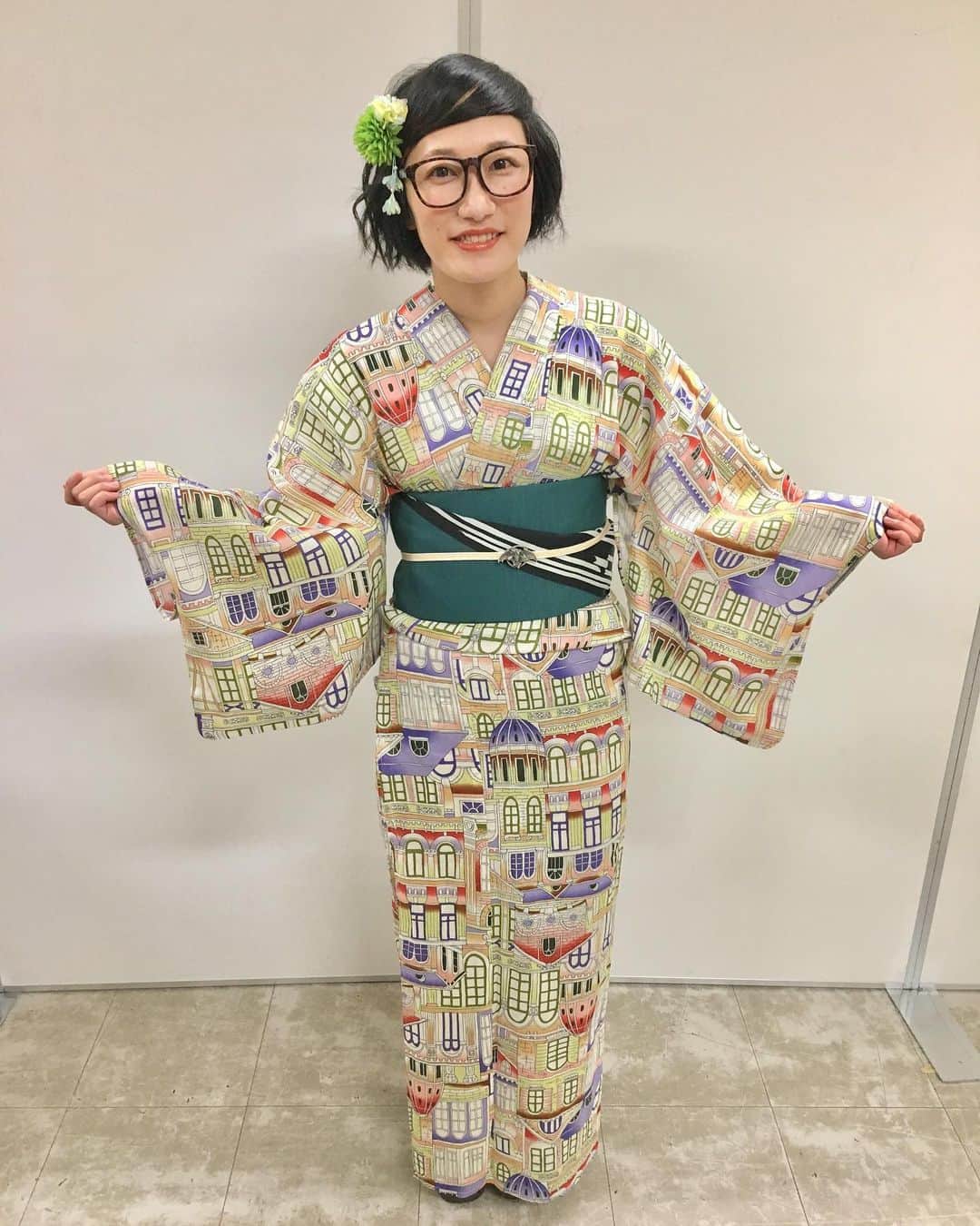 松浦志穂のインスタグラム：「京都で #吉本坂46 の浴衣で写メ会📸ってやつ参加させていただきました。個性的でオシャレな柄の浴衣着せていただきおしとやかになるため派手な前髪を分け目で隠し存分に浴衣を楽しみました。自分がしっかりテンション上がりました。 ・ スイートMONSTERの女性陣は最初で最後京都で全員集合🎉全員で写真撮ったら「わぁ〜😍😍色とりどりで可愛い〜😍💕💕セーラームーンみたいやぁ😍😍💕💕」とさゆりさんが言ったらすかさず「セーラーババアムーンだよっ！！」と野沢さんに言われてしまいました🥰🥰皆んなで「あっははは！😄もうー！！😆😆」となって全員しっかりテンション上がってました。 ・ 京都まで私の浴衣姿と写真を撮りにきてくれる方なんてありがたすぎる😢と思い心ばかり一筆したため可愛いメモ帳でお手紙をお客様にご用意しました。数に限りはありましたがとりあえずこの日は爆余りしました。次の日の個別握手会🤝へ続く、、、 ・ #吉本坂46 #浴衣 #写メ会  #スイートMONSTER #京都」