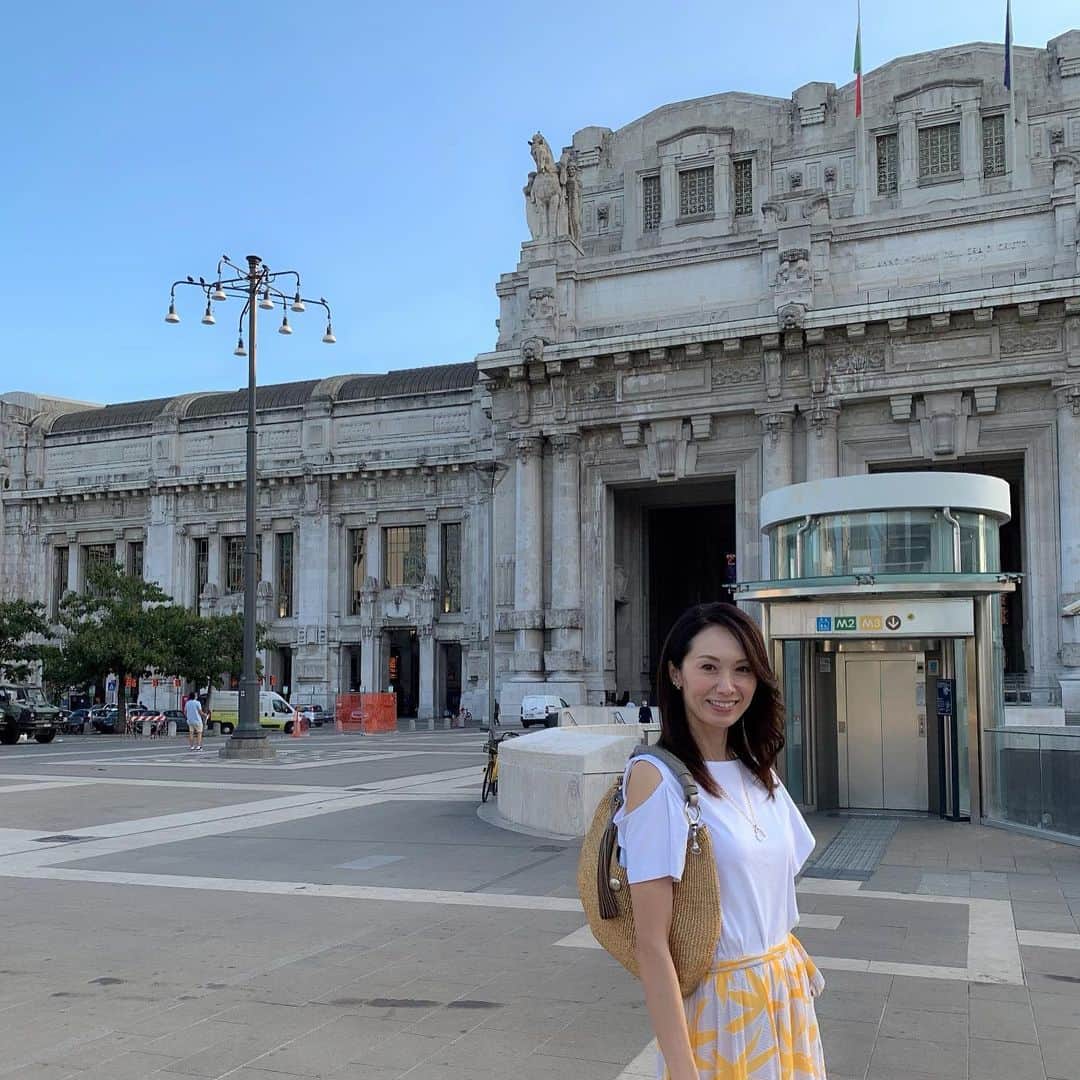 駒田奈美さんのインスタグラム写真 - (駒田奈美Instagram)「・ ・ ・ ミラノから フィレンツェ、ベネツィアへは イタリア鉄道TRENITARIAで♪ ・ 鉄道の旅も良いものですね〜 ・ ・ ミラノ中央駅(ミラノ・チェントラーレ)はまるで美術館のような重厚感！ 世界一美しい駅と言われるのも納得です ・ 天井も高くその空間に圧倒されます ・ ・ ・ 実は…もう帰国してます！笑 もう少しイタリアの投稿におつきあい下さいね ・ ・ ・ #駒田奈美#オスカープロモーション#モデル#イタリア🇮🇹 #ミラノ#ミラノ中央駅#milanocentrale #ミラノチェントラーレ#milano#フィレンツェ#ベネツィア#鉄道#旅#帰国」8月19日 15時53分 - nami.komada