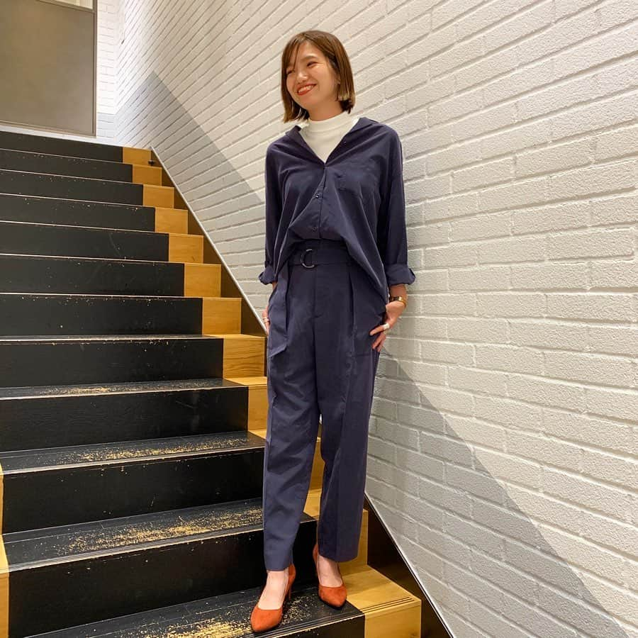 green label relaxing 自由が丘店さんのインスタグラム写真 - (green label relaxing 自由が丘店Instagram)「. 【Styling!!!】 テーマ：シャツセットアップ風コーデ . 【Point!!!】 今年トレンドのセットアップは、軽やかなシャツと同素材のパンツでセットアップにするのが秋はおススメです！ シャツをタックインすることで、セットアップにメリハリをつけられます。 シューズはカラーで遊びを取り入れ、ヒールを選ぶことでハンサムな印象になります。 . staff ： Ueda . 165cm . 只今店内では、Jalan Sriwijayaモアバリエーションを 開催しております。  皆様のご来店をスタッフ一同、心よりお待ちしております。 . #unitedarrows  #ユナイテッドアローズ #greenlabelrelaxing  #グリーンレーベルリラクシング #jiyugaoka#自由が丘 #セットアップ #ワイドパンツ #セットアップコーデ  #タートルネック #ヒール  #シャツコーデ #セットアップ風 #ベルト付きパンツ  #カジュアル #カジュアルコーデ #fashion #cordinate #style #snap #instafashion #ootd #follow  #glr_jiyugaoka_snap #glrsnap #glrsnap_women」8月19日 16時02分 - glr_jiyugaoka