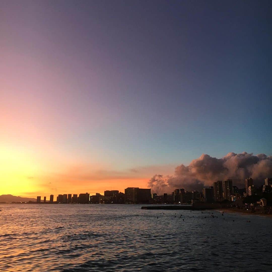 工藤まやさんのインスタグラム写真 - (工藤まやInstagram)「Waikiki Sunset❤️ #hawaii#sunset」8月19日 16時03分 - mayahawaii325