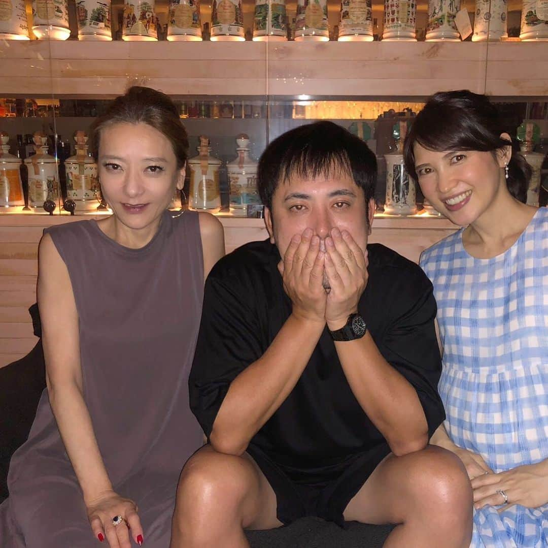 西川史子さんのインスタグラム写真 - (西川史子Instagram)「いつもの定例会で、有田さん、友利さんとごはん行きましたー。 もう、10年くらいになりますが、その間に私は離婚したり、有田さんは結婚したり、友利さんはもうすぐ3児の母です。 人には言えないことを聞いてもらえる、有難い会です。 毎回女医2人は、やっぱり有田さんは天才だねと確信して帰ります。 #有田哲平さん #友利新さん ＃西麻布寺」8月19日 16時17分 - dr.ayako_nishikawa